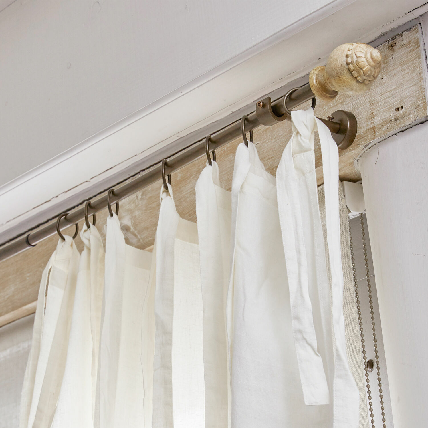 Gardinenstange Trangé Weiße Leinenvorhänge an Metallstange mit Holzknauf, stilvolle Fensterdekoration im Landhausstil