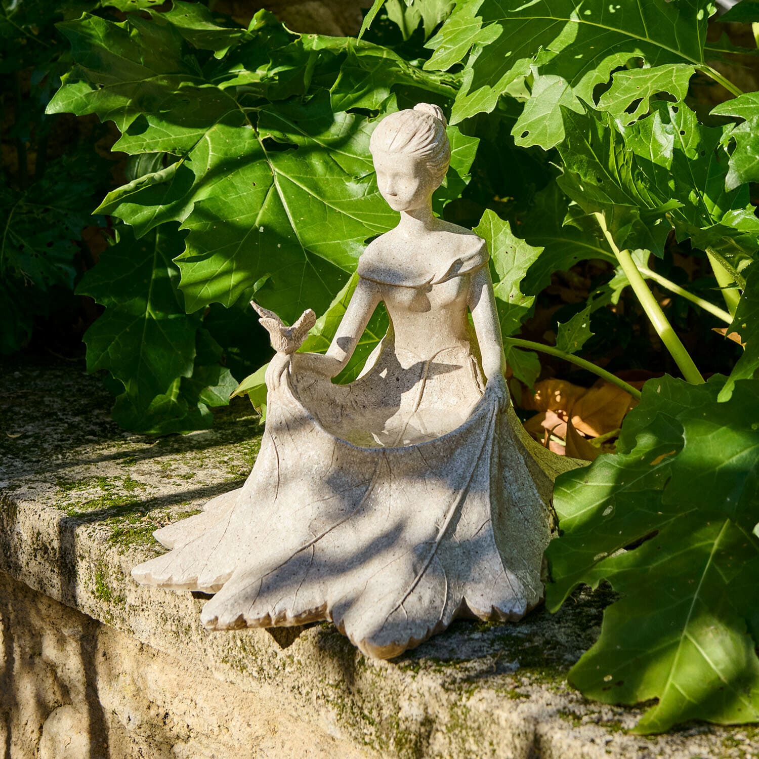 Deko-Figur Finnedra Steinfigur einer Frau mit Vogel, Gartendekoration auf Steinmauer, natürliche Farbgebung