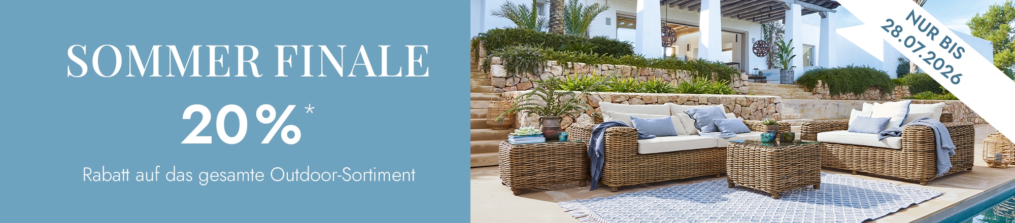 Outdoor-Rattanmöbel mit beigen Polstern auf Terrasse am Pool, Sommerfinale 20% Rabatt auf Outdoor-Sortiment