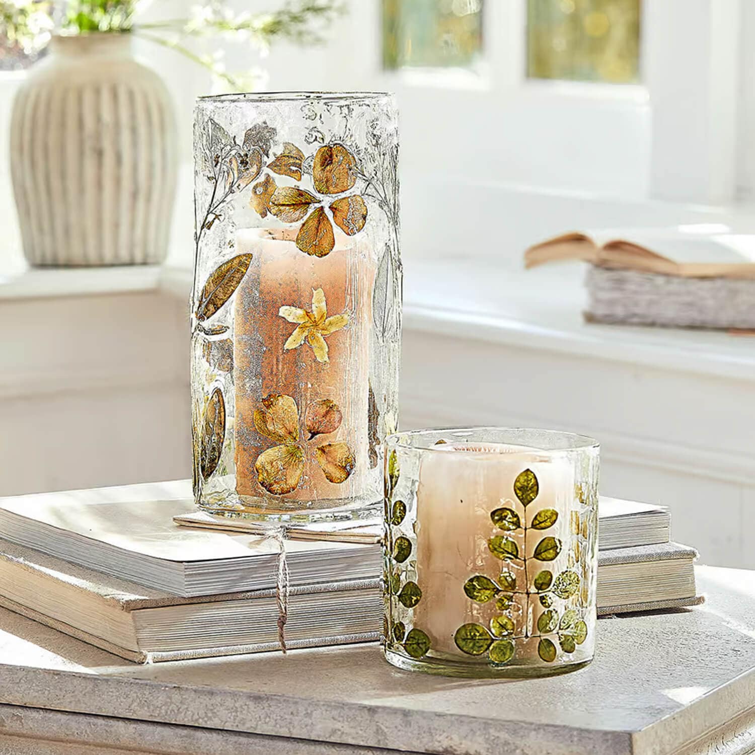 Glaswindlichter mit getrockneten Blüten und Blättern, dekorative Wohnaccessoires im Naturstil