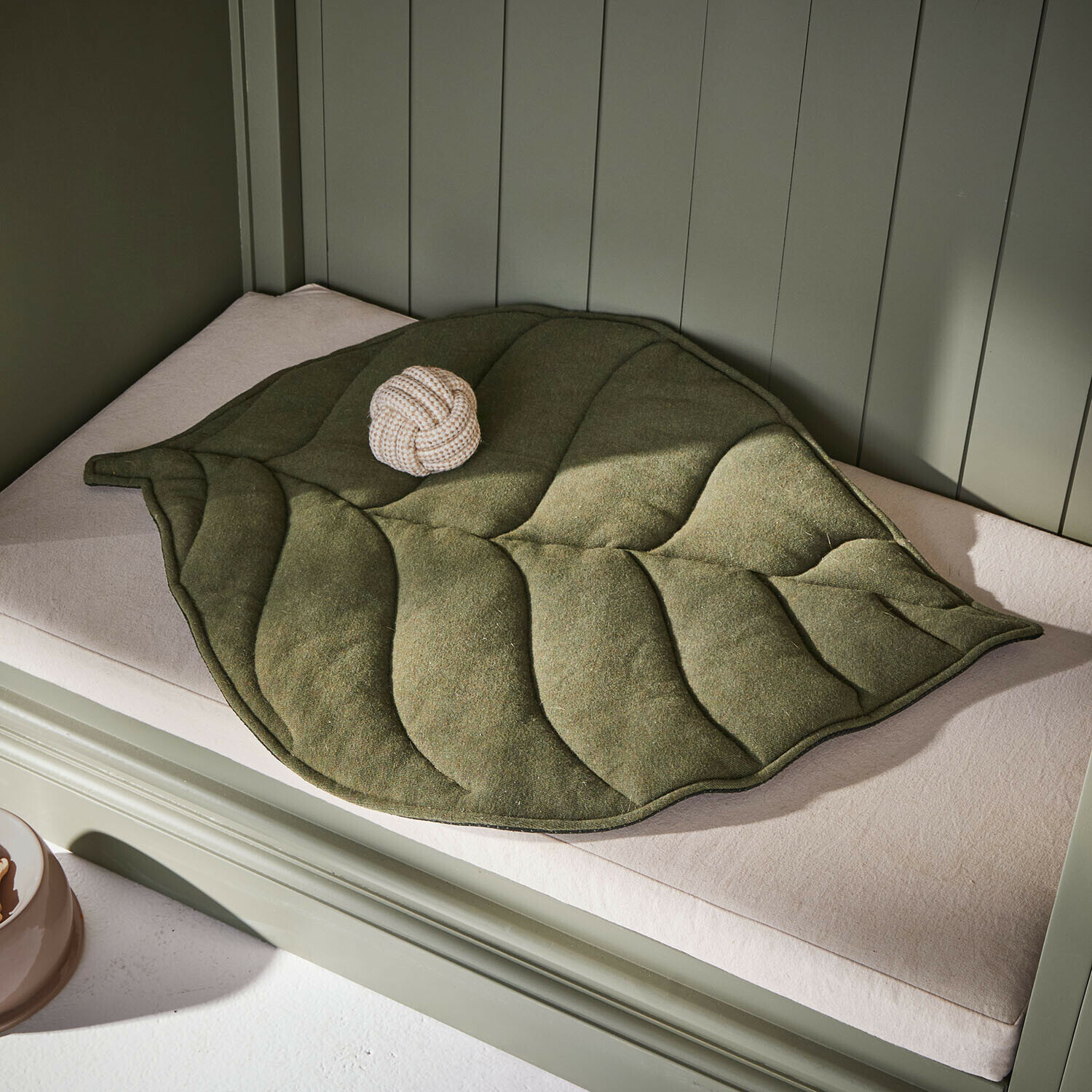 Haustiermatte Keirena Grüne Matte in Blattform aus weichem Material auf hellem Sitzkissen, dekorativ und bequem