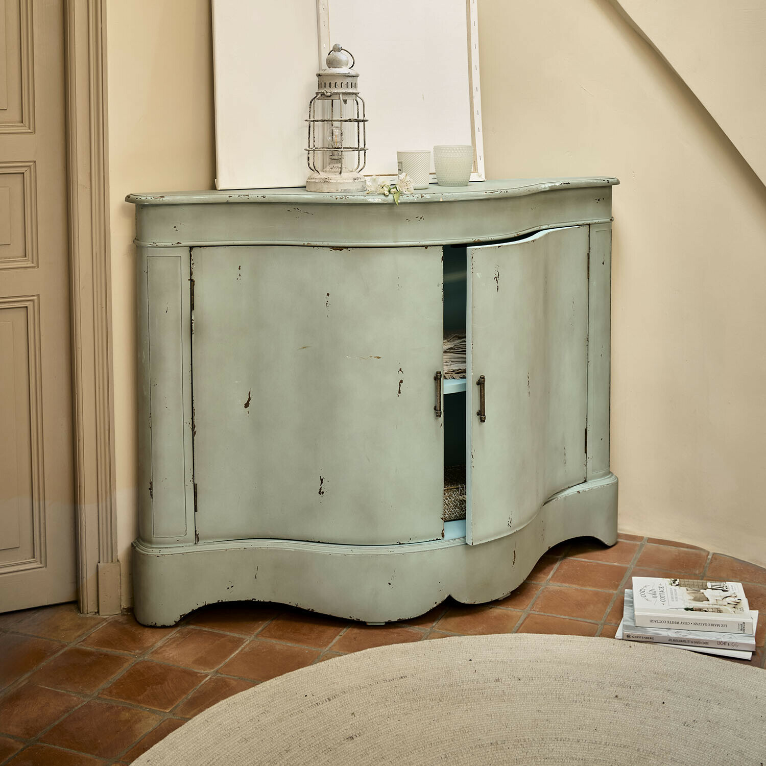 Kommode Valcourie Mintgrüne Holzkommode mit antikem Finish und zwei Türen, Vintage-Möbel für Wohnzimmer