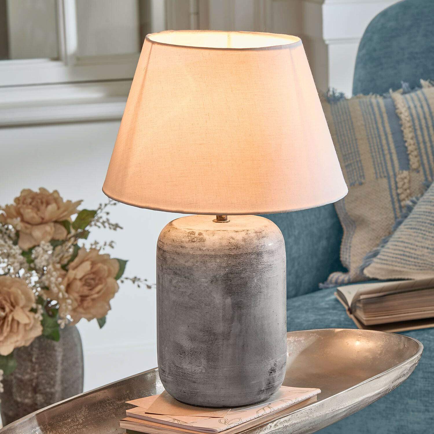 Tischlampe aus grauer Keramik mit cremefarbenem Lampenschirm, stilvolles Wohnaccessoire