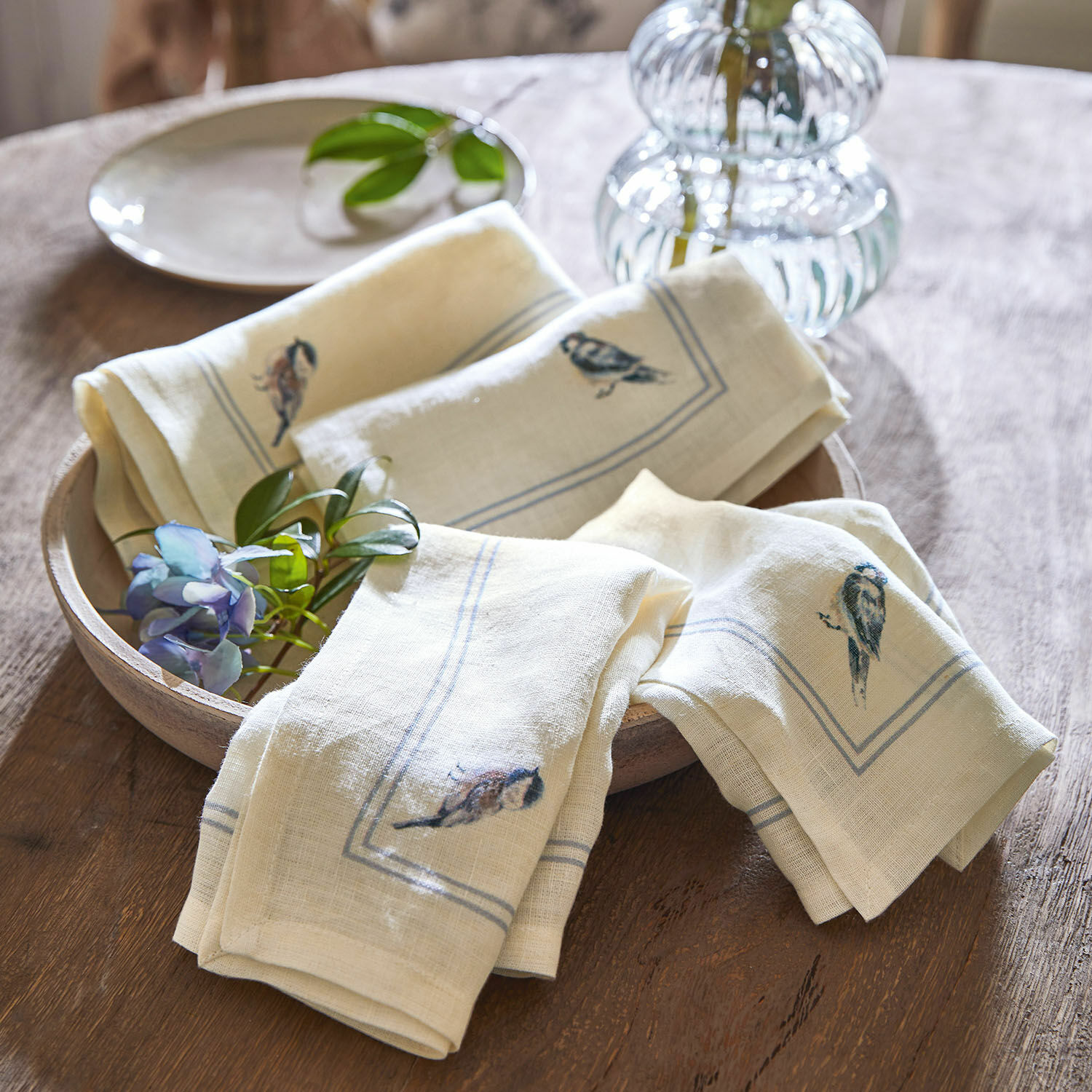 Serviette 4er Set Taralga Leinen-Servietten in Creme mit Vogelmotiv auf Holztablett, rustikale Tischdekoration