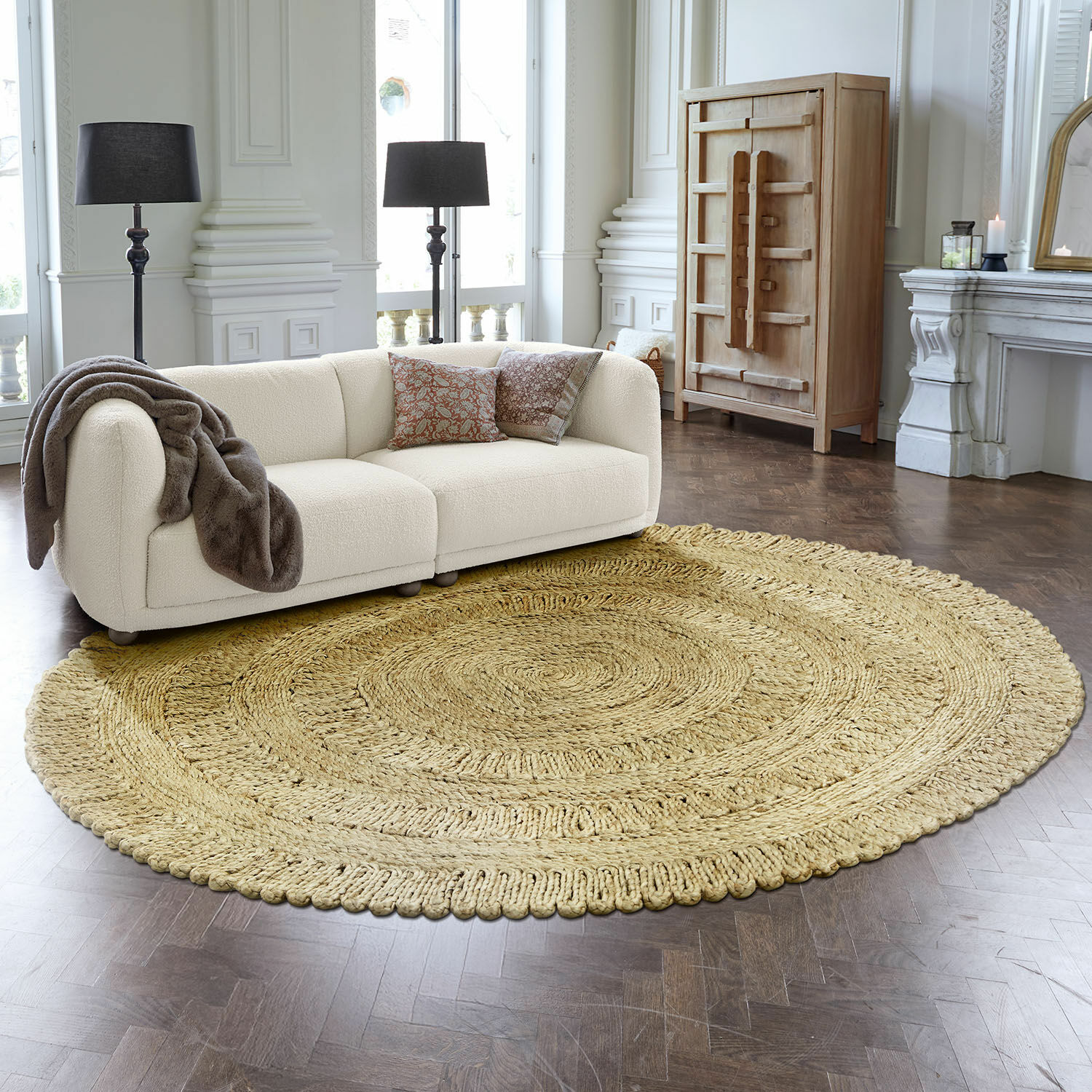 Teppich Arendel Runder Teppich aus Naturmaterial in Beige im modernen Wohnzimmer mit weißem Sofa und Holzboden