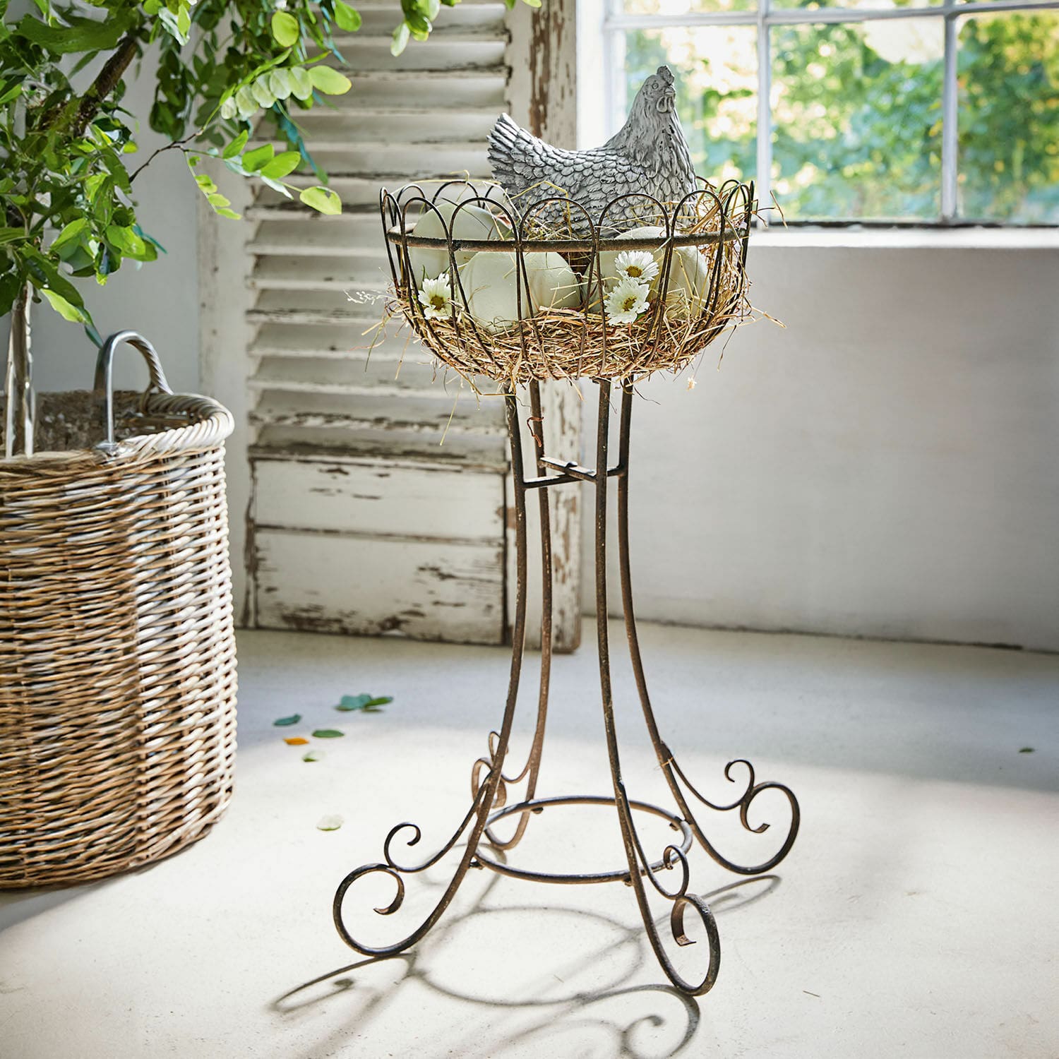 Deko-Ständer Évariste Metallständer im Vintage-Stil mit dekorativem Korb, Huhn und künstlichen Eiern als Deko
