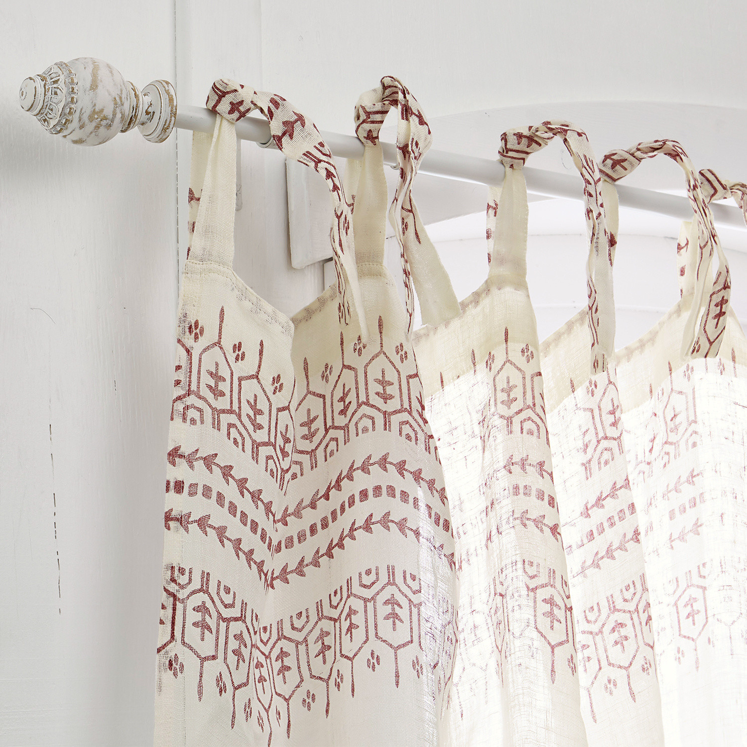 Gardinenstange Trangé Baumwollvorhang in Creme mit rotem geometrischem Muster und Schlaufen zum Aufhängen