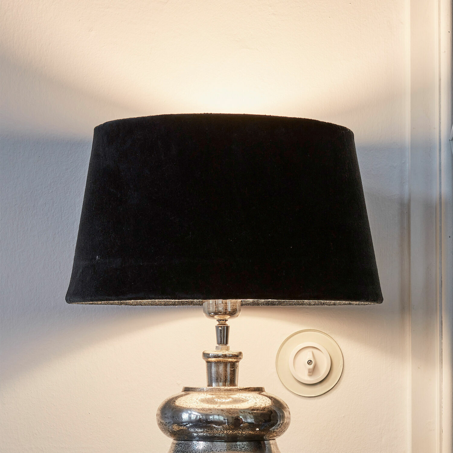 Lampenschirm Anfor Tischlampe mit schwarzem Samtschirm und silberner Basis, elegantes Wohnaccessoire
