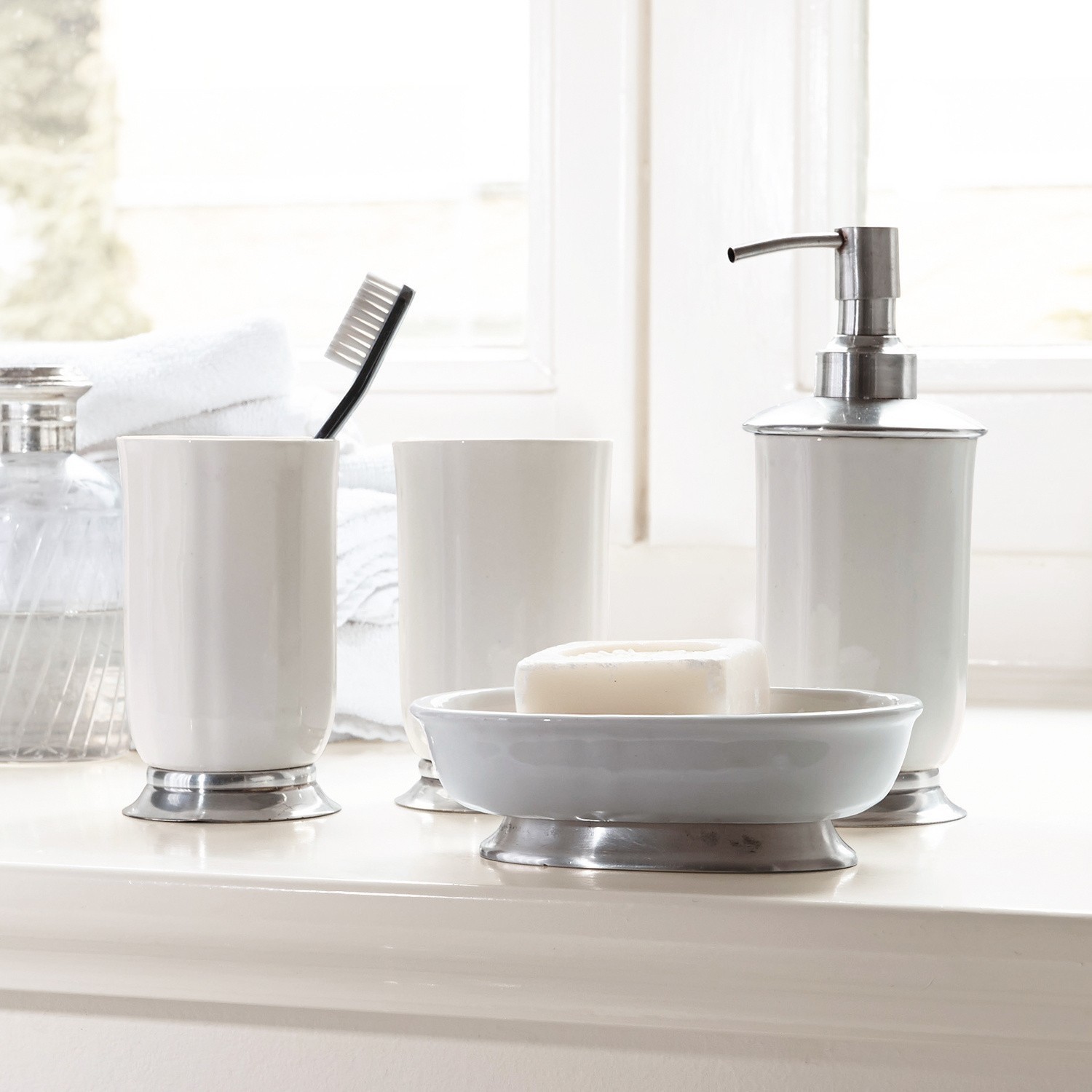 Bad-Set Millicent Badezimmer-Set aus weißer Keramik mit Metallakzenten, Seifenschale, Becher und Seifenspender