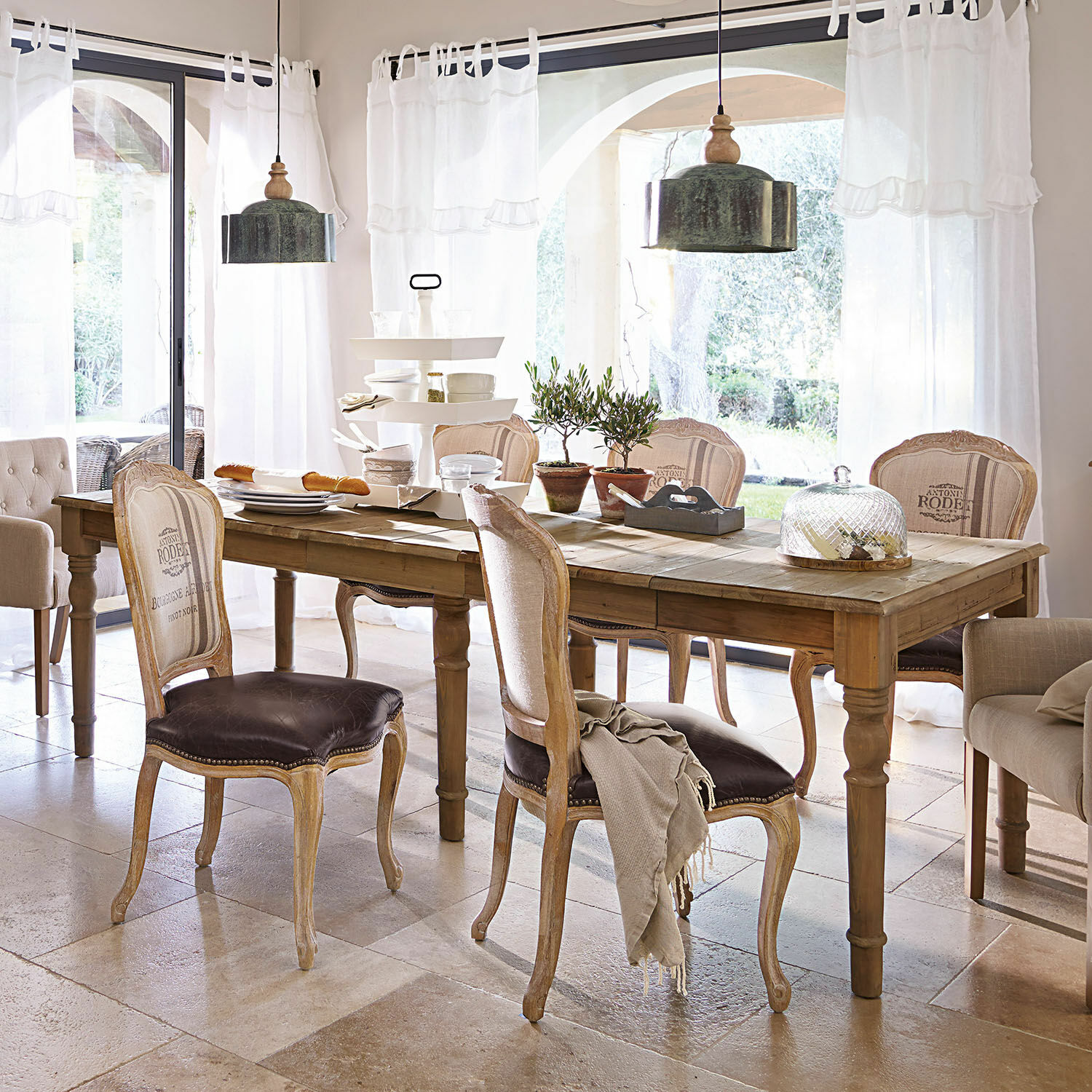 Tisch Bergenfield Esszimmer mit Holztisch und vintage Stühlen mit braunem Lederbezug in hellem Raum