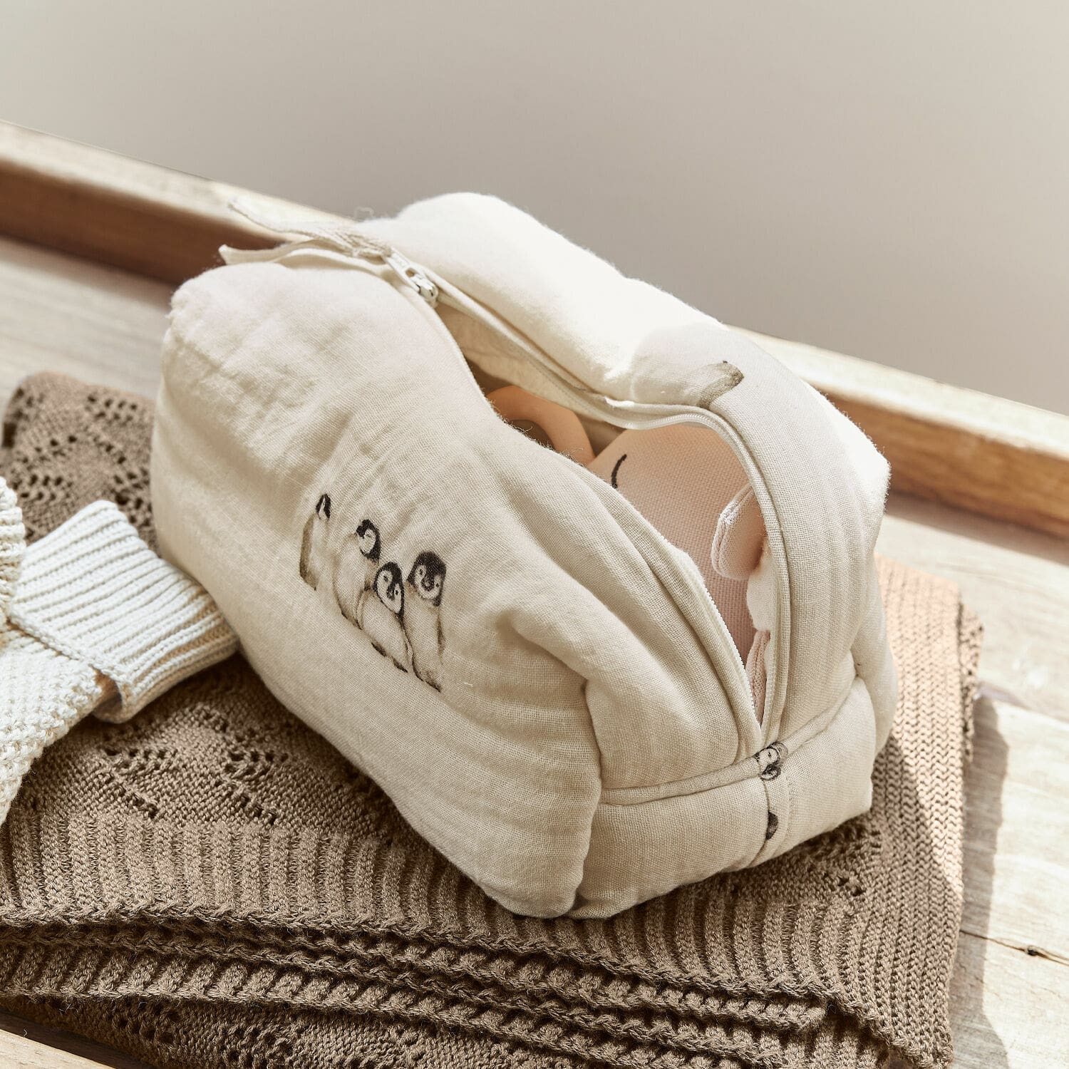 Täschchen Jocienne Beige Baumwoll-Kosmetiktasche mit Pinguin-Motiv auf braunem Strick, praktische Aufbewahrungstasche