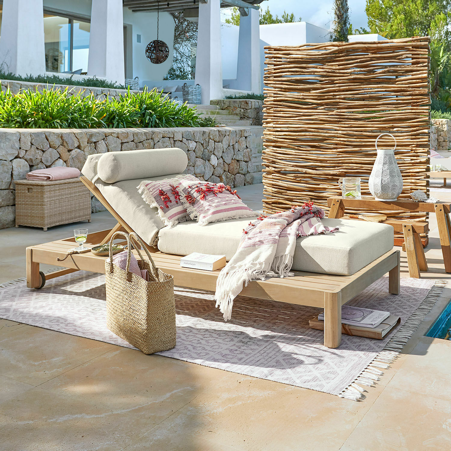 Lounger FSC®-100% Lemorette Liegestuhl aus hellem Holz mit cremefarbenem Polster und dekorativer Decke auf Terrasse am Pool