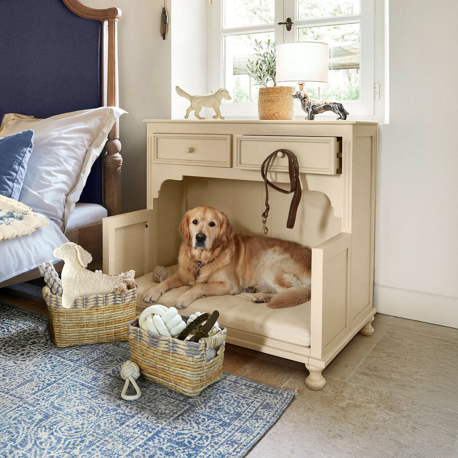Hundebett Galivonne Beige Holz-Hundehütte mit Polster und Ledeleine, Golden Retriever liegt im Schlafzimmer