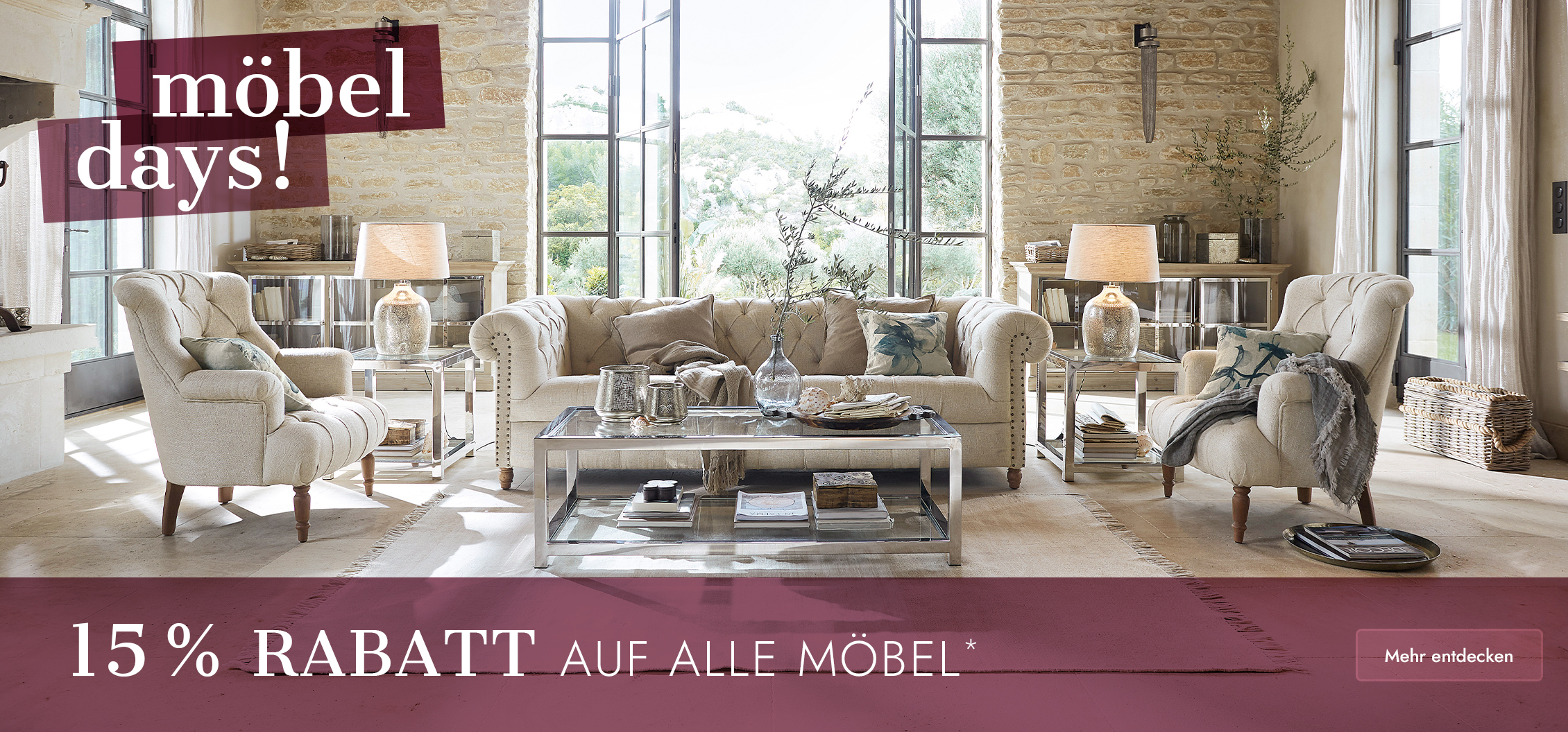 Helles Wohnzimmer mit beigem Sofa, passenden Sesseln und Glastisch in natürlichem Ambiente