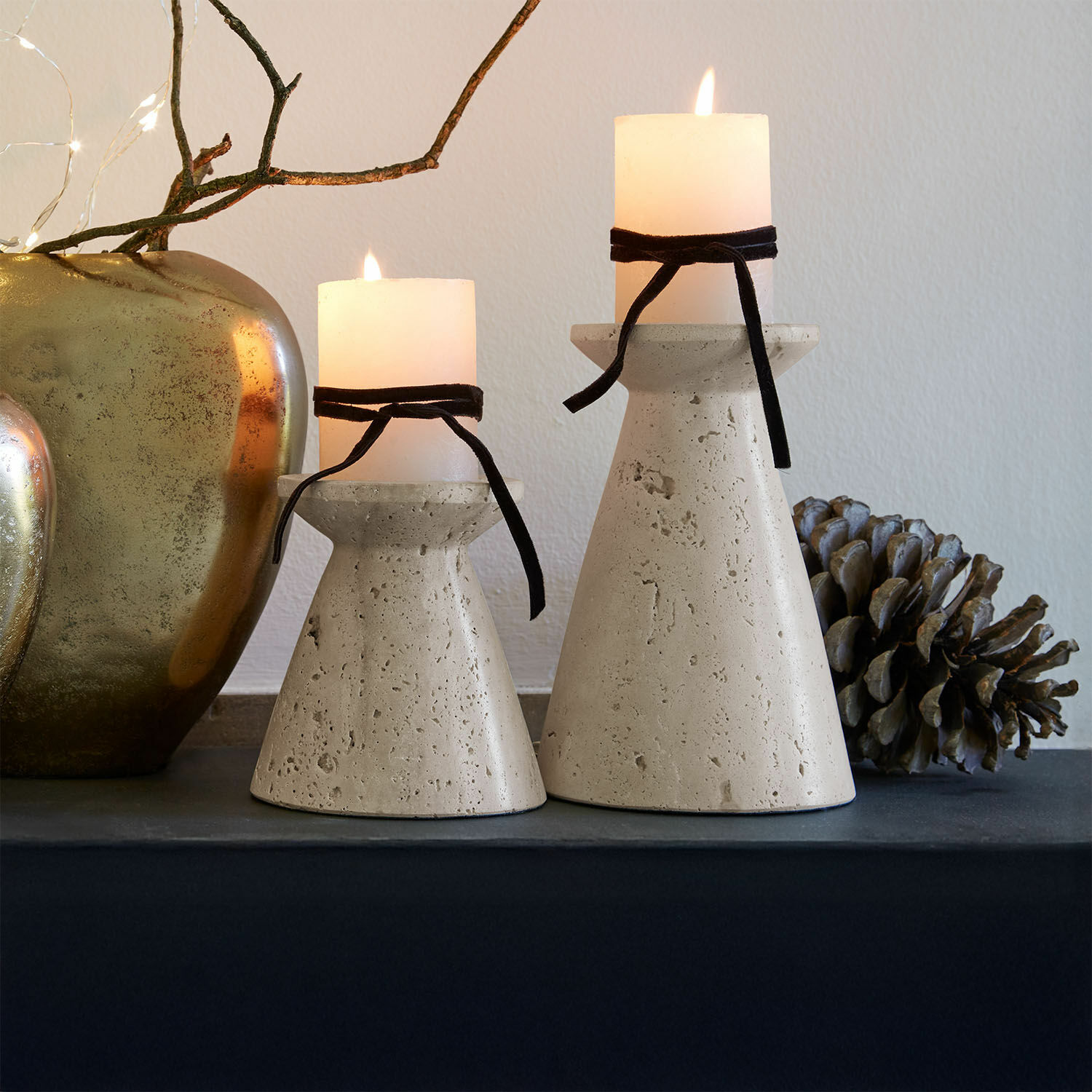 Kerzenständer 2er Set Bazrahim Zwei beige Beton-Kerzenhalter mit weißen Kerzen und schwarzen Bändern auf dekorativem Tisch