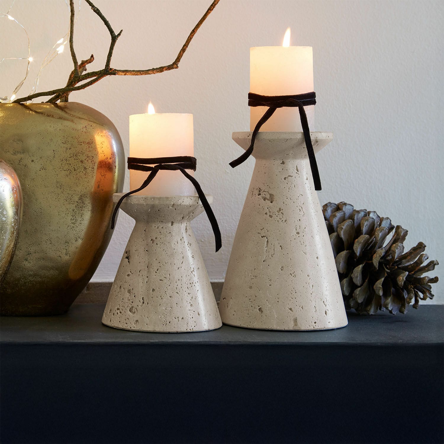 Kerzenständer 2er Set Bazrahim Zwei beige Beton-Kerzenhalter mit weißen Kerzen und schwarzen Bändern auf dekorativem Tisch