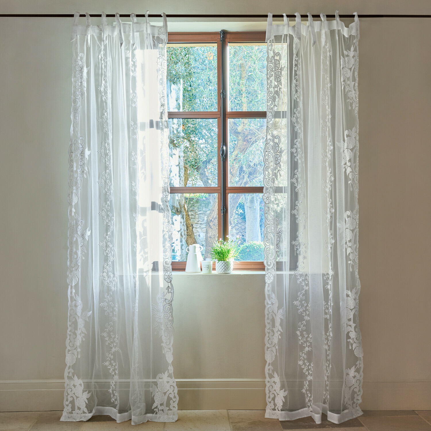 Gardine Élourette Transparenter weißer Vorhang mit besticktem Blumenmuster am Fenster, elegante Raumdekoration