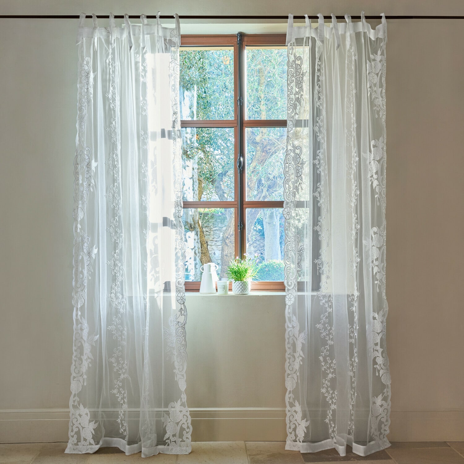 Gardine Élourette Transparenter weißer Vorhang mit besticktem Blumenmuster am Fenster, elegante Raumdekoration
