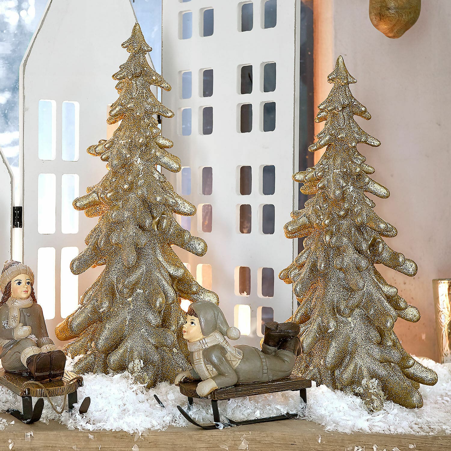 Deko-Baum 2er Set Tolvene Goldene Weihnachtsbaum-Dekoration mit Kinderfiguren auf Schlitten im Kunstschnee als Tischdeko
