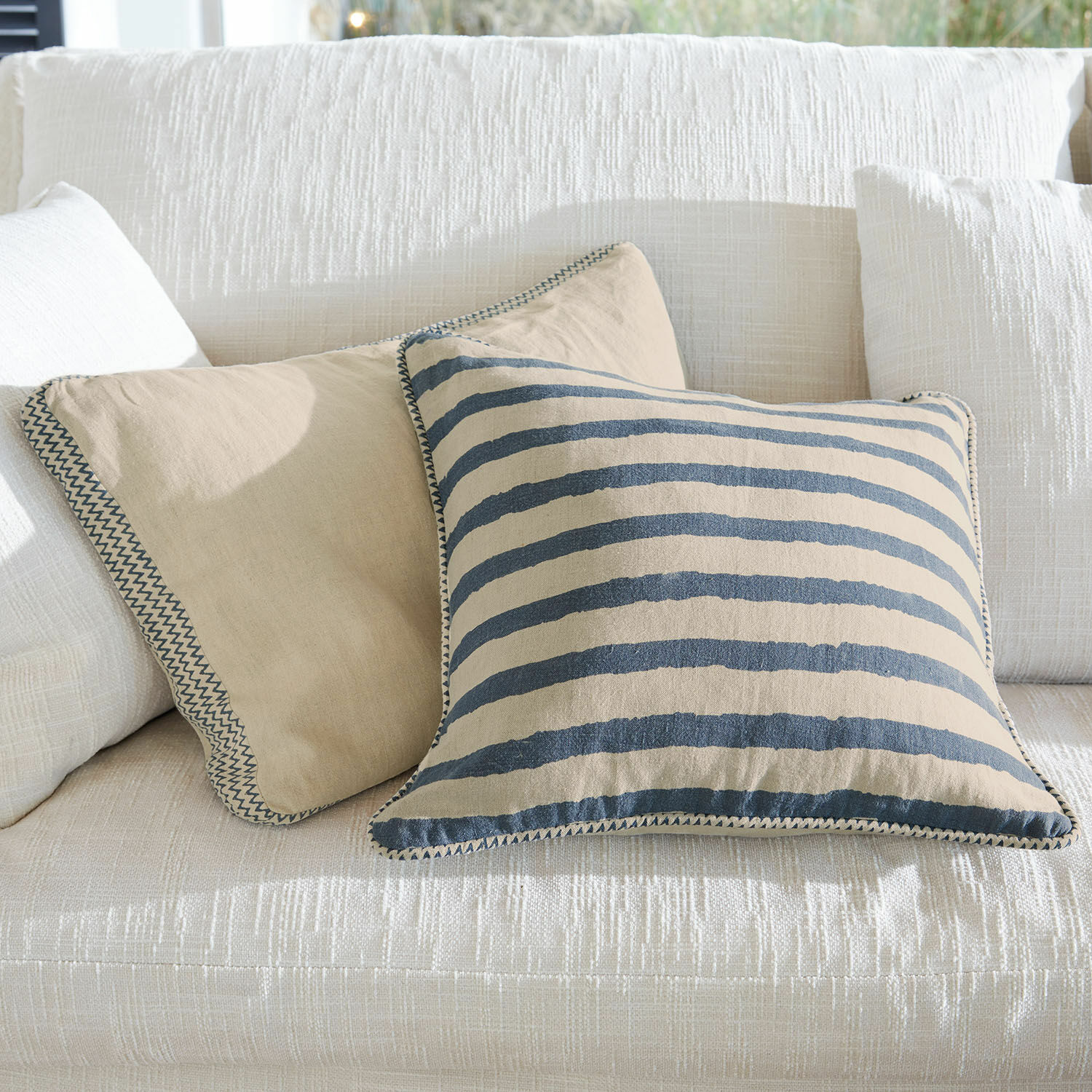 Kissenhülle 2er Set Alarindor Beige und gestreifte Baumwollkissen auf weißem Sofa als dekorative Wohnaccessoires
