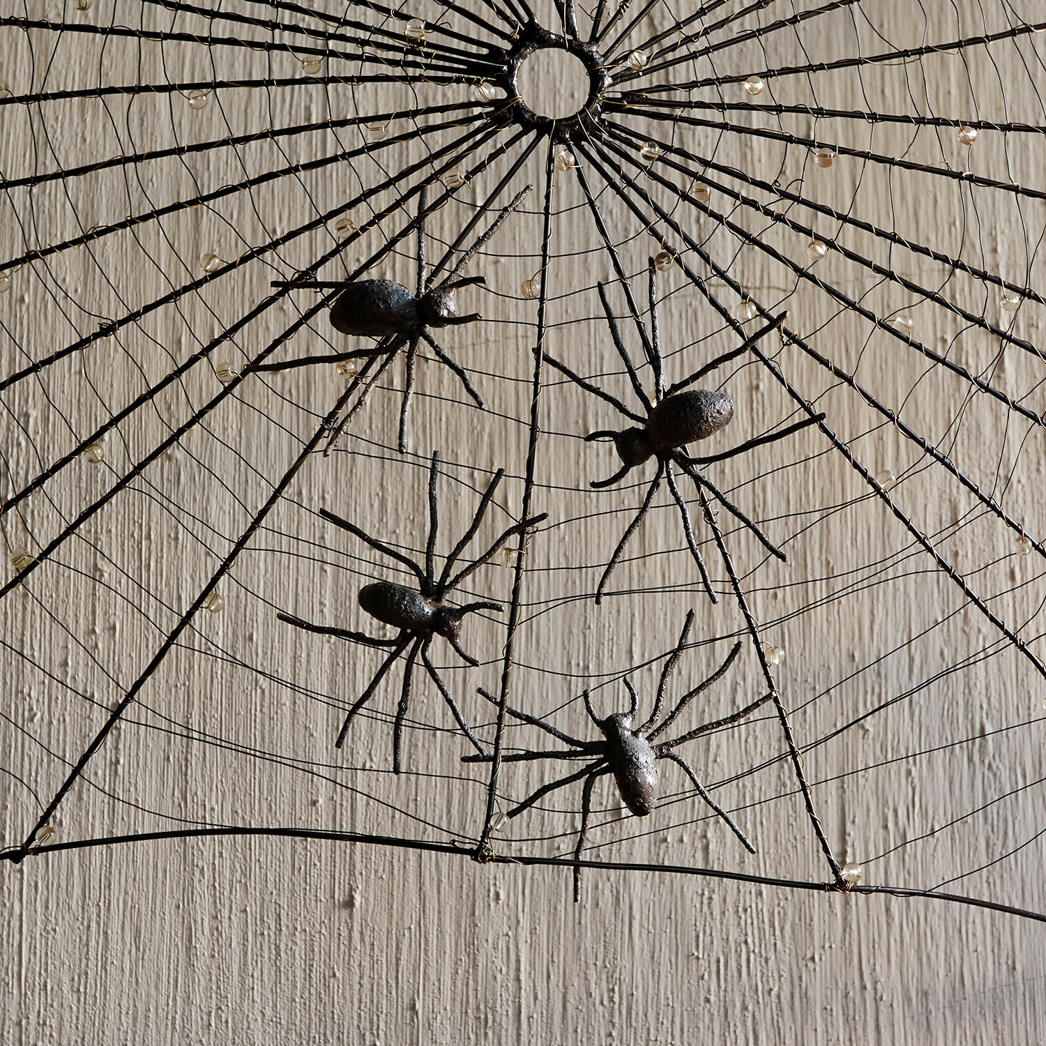 Deko-Spinne 4er Set Gwynetha Dekorative schwarze Metall-Spinnwebe mit Spinnen an hellem Hintergrund, Halloween-Deko
