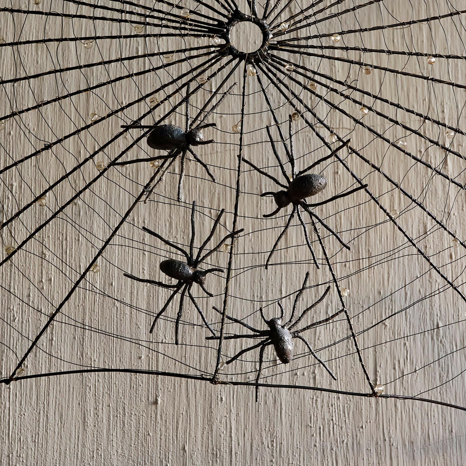 Deko-Spinne 4er Set Gwynetha Dekorative schwarze Metall-Spinnwebe mit Spinnen an hellem Hintergrund, Halloween-Deko