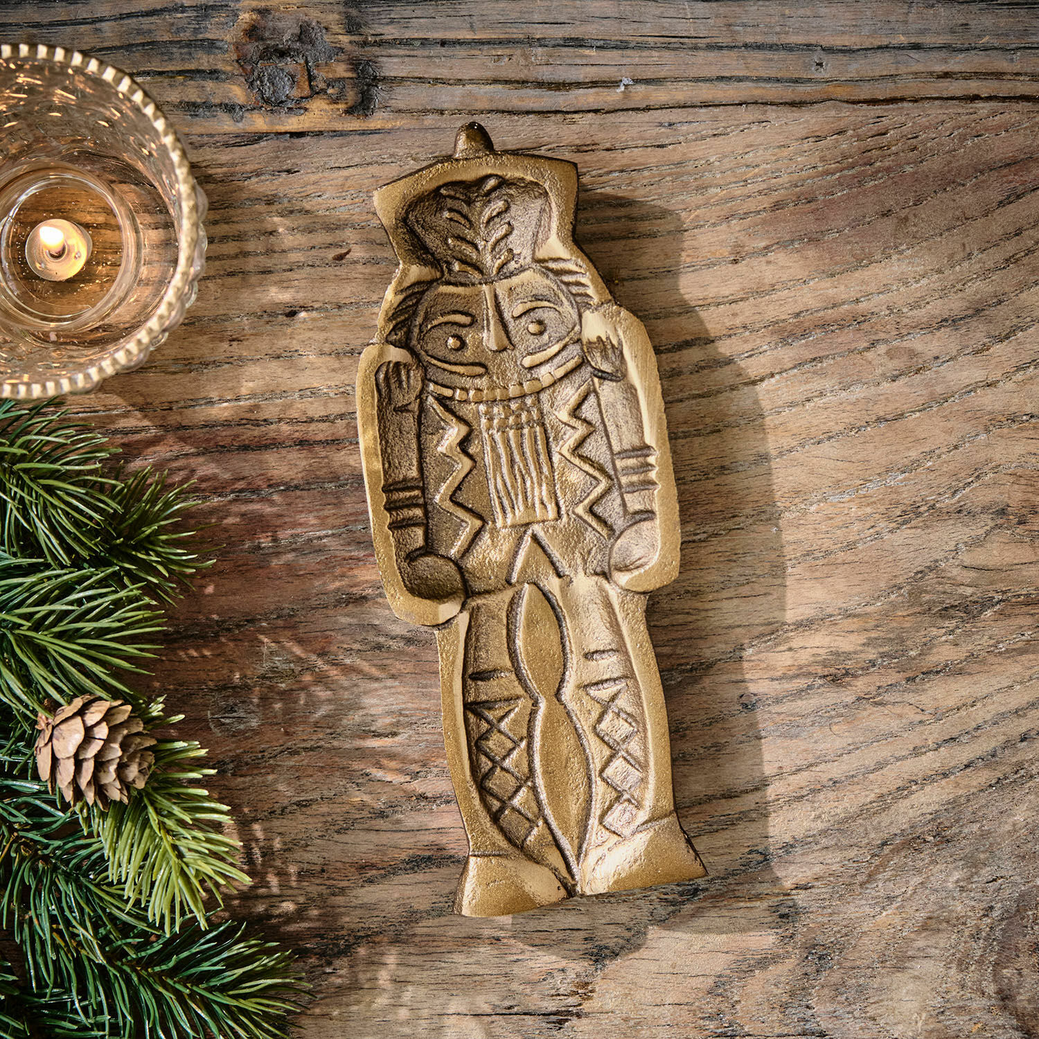 Deko-Schale Zarilith Dekorative goldfarbene Metallfigur auf Holztisch mit Tannenzweig und Kerze als Weihnachtsdeko