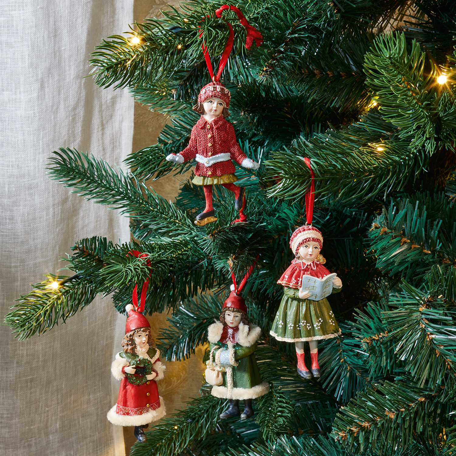 Anhänger 4er Set Nostalgic Set aus vier Weihnachtsbaumschmuck-Figuren mit Kindern in roten und grünen Winterkleidern