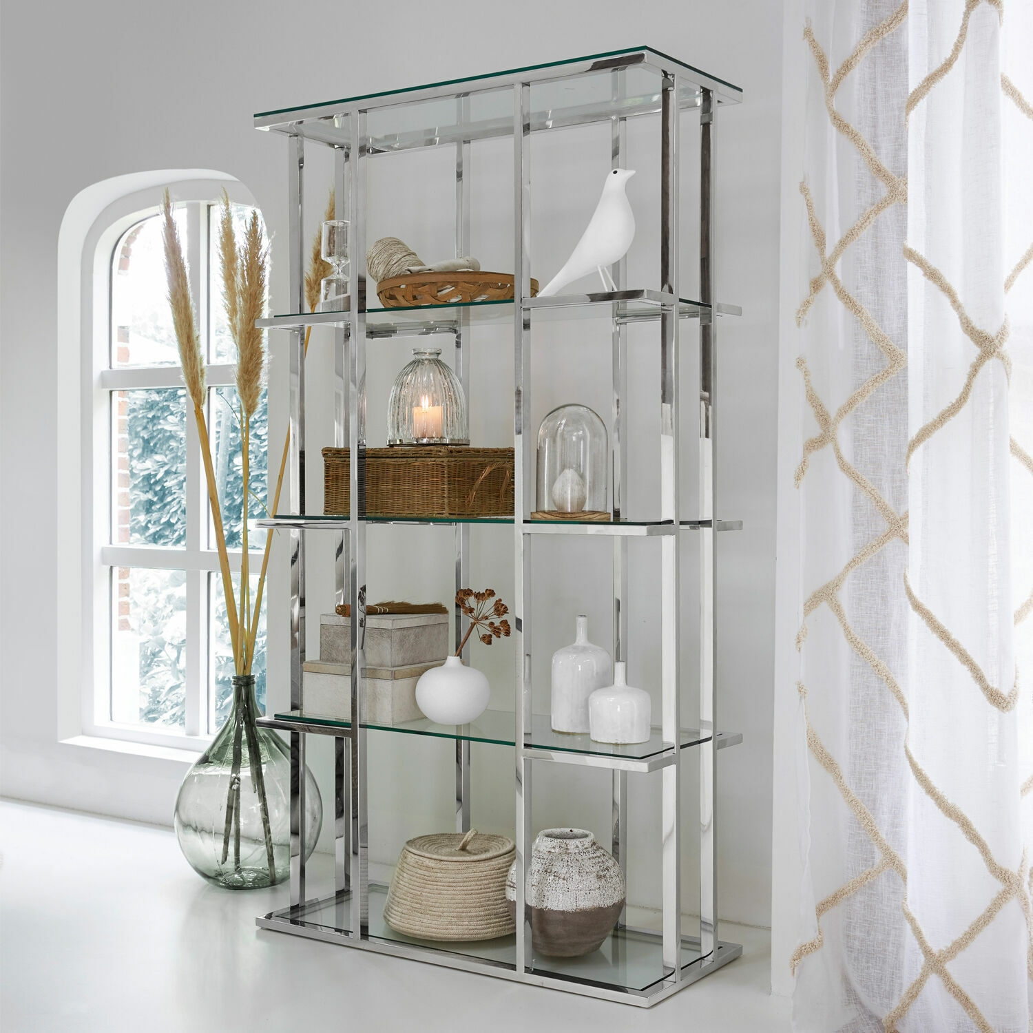 Regal Dacre Moderne Glasvitrine mit silbernem Metallgestell für Wohnzimmer und Innendekoration