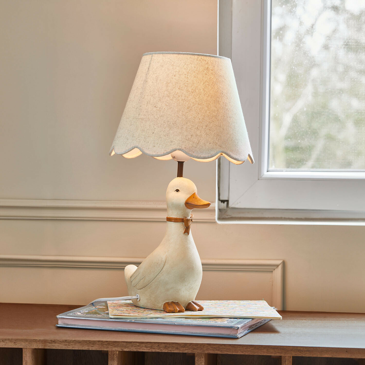 Kindertischlampe Tillyboo Tischlampe mit weißer Entenfigur aus Keramik und beigem Lampenschirm mit welligem Rand