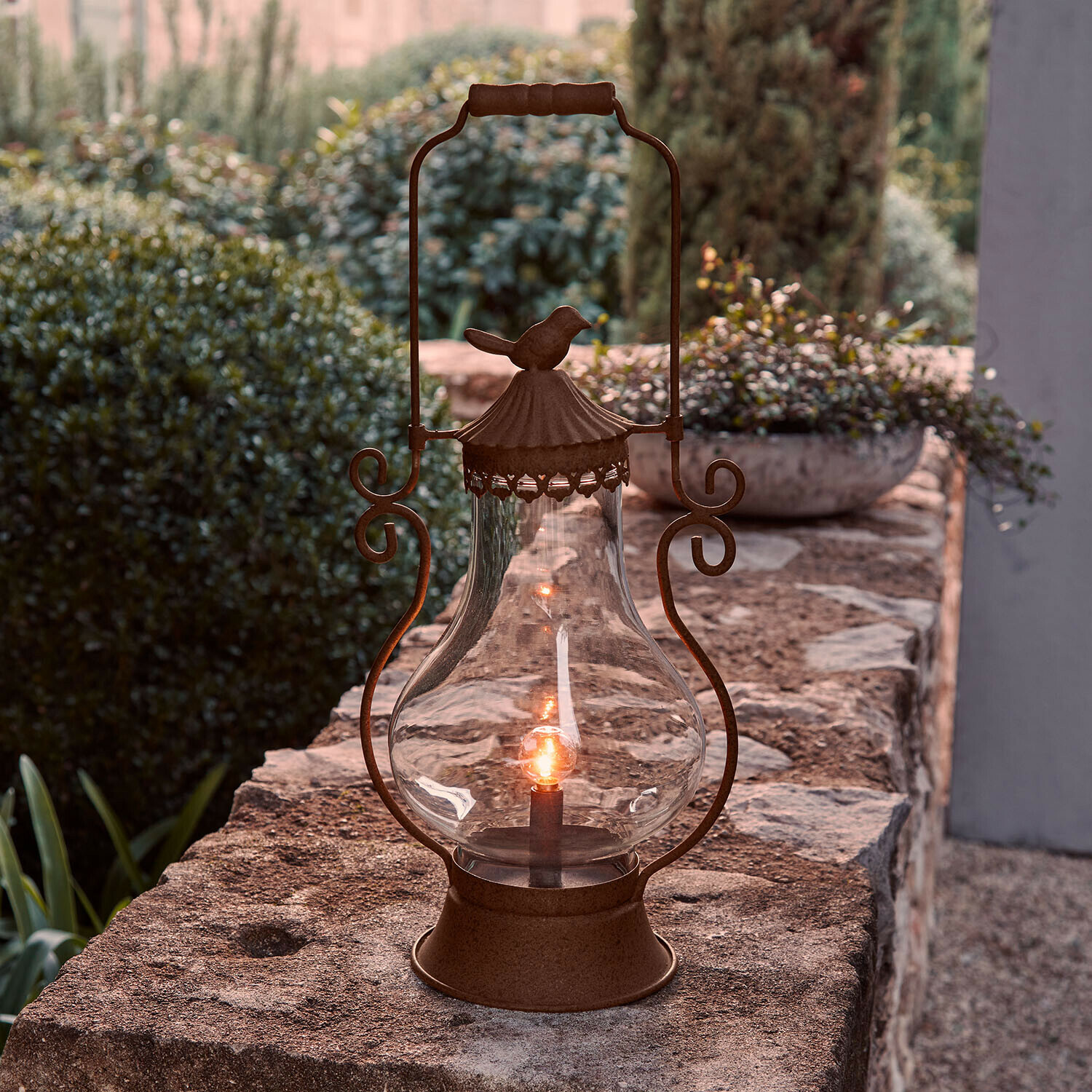 Gartenlaterne aus rostigem Metall mit klarem Glas und Vogel-Dekor, ideal für Terrasse und Garten