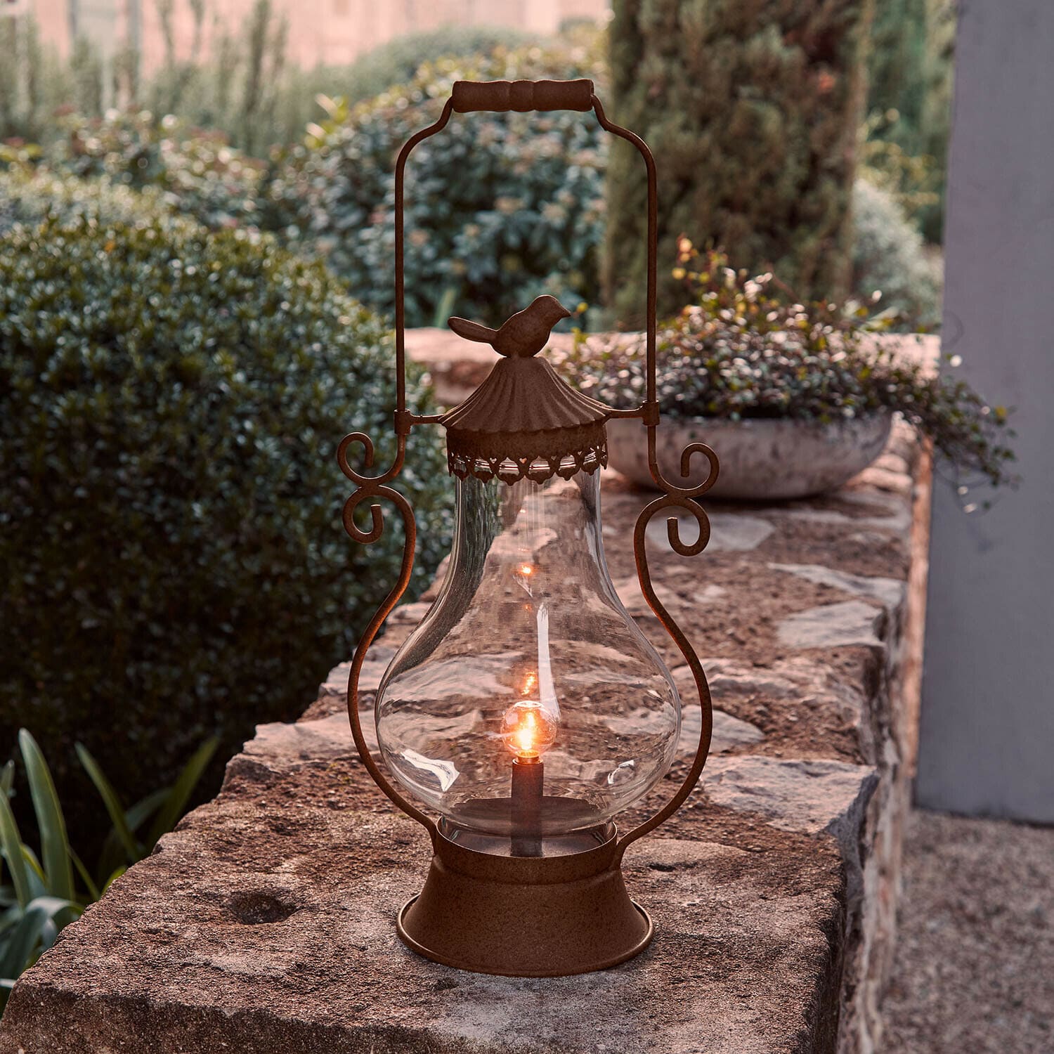 LED-Laterne Brisanne Gartenlaterne aus rostigem Metall mit klarem Glas und Vogel-Dekor, ideal für Terrasse und Garten