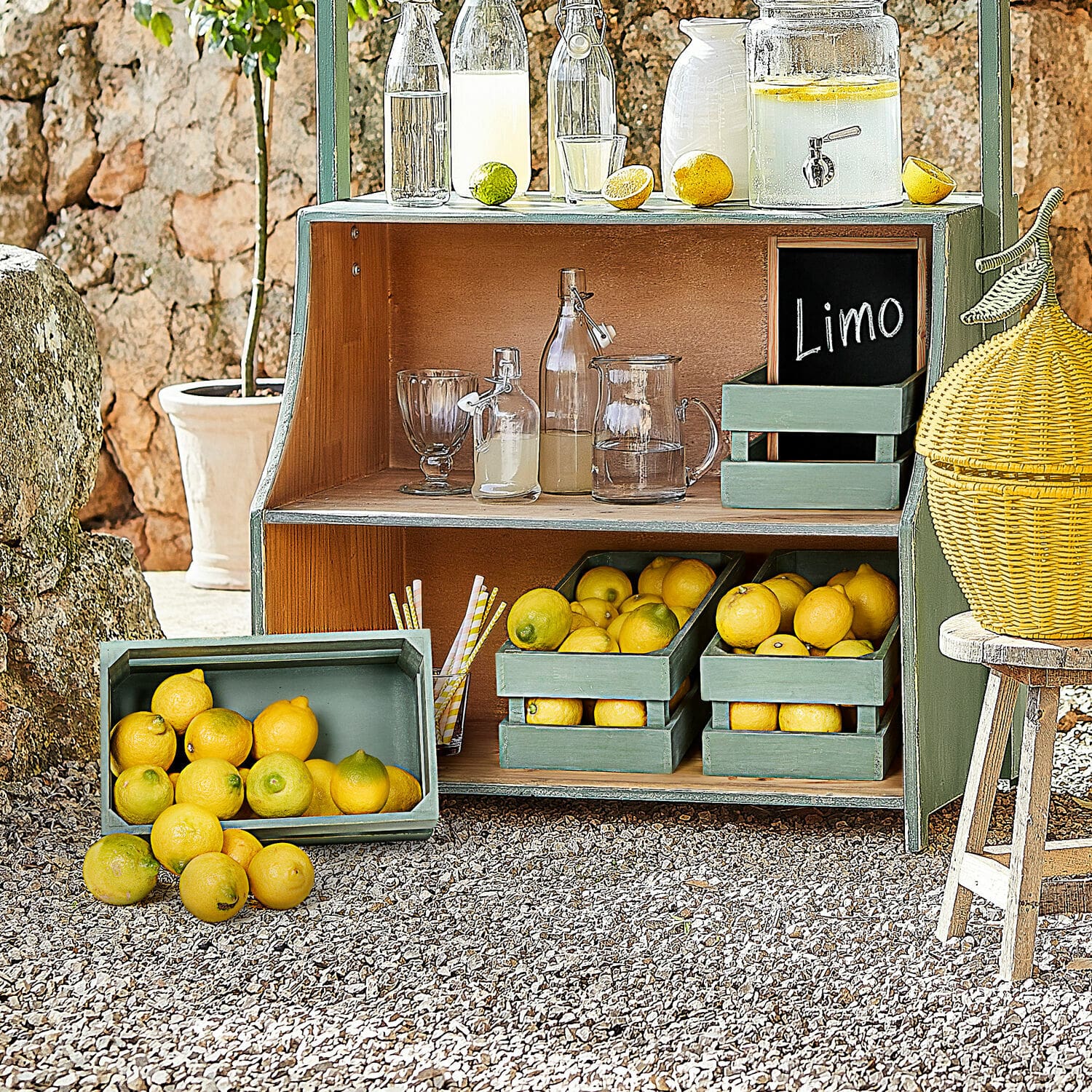 Korb 2er Set Éclairon Grünes Holzregal mit Zitronen und Glasflaschen für Limonade im Außenbereich