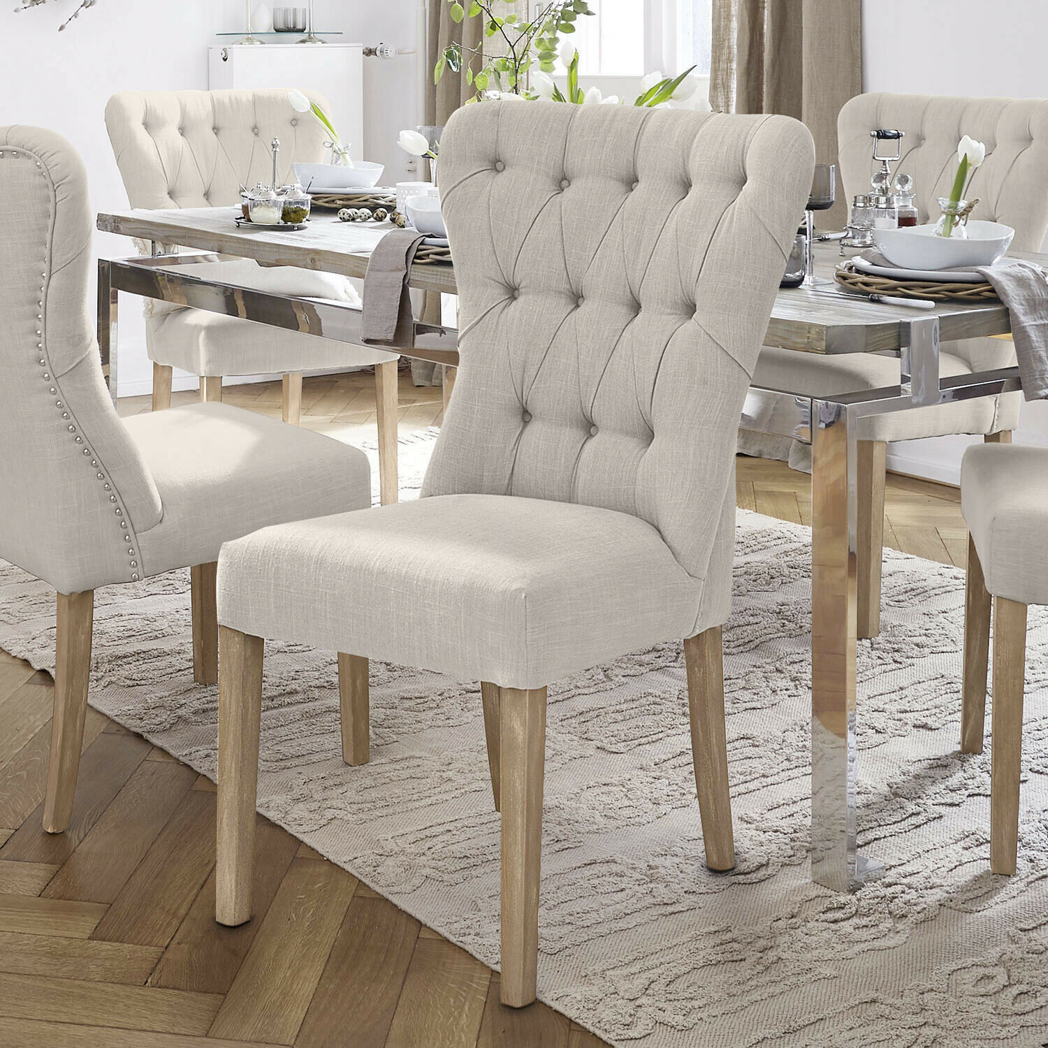 Stuhl Saint-Laurent Beige gepolsterte Stühle mit Holzbeinen an hellem Holztisch im Esszimmer