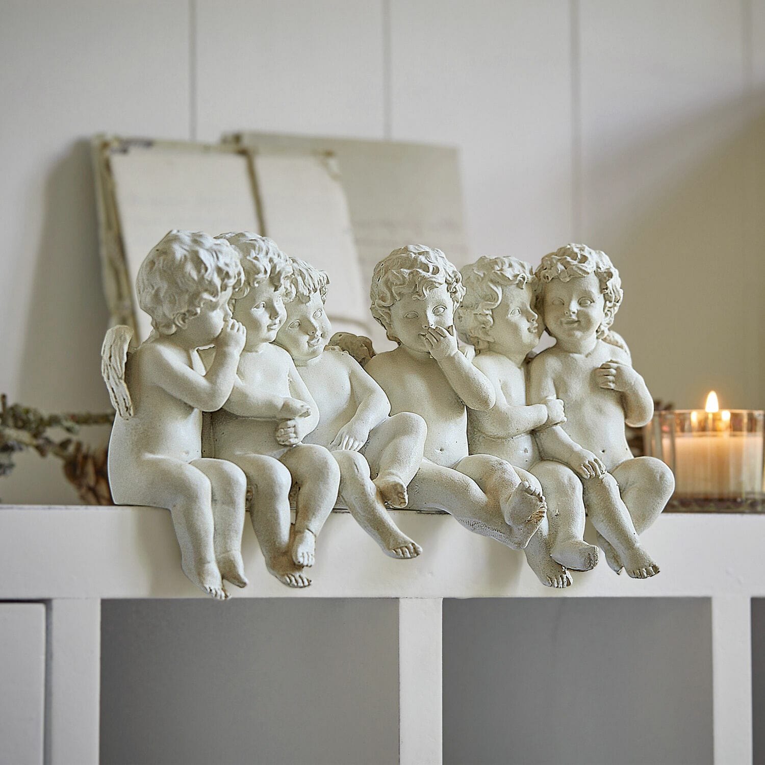 Engel Léon Sechs weiße Engel-Figuren aus Kunststoff auf weißem Regal, dekorative Wohnaccessoires