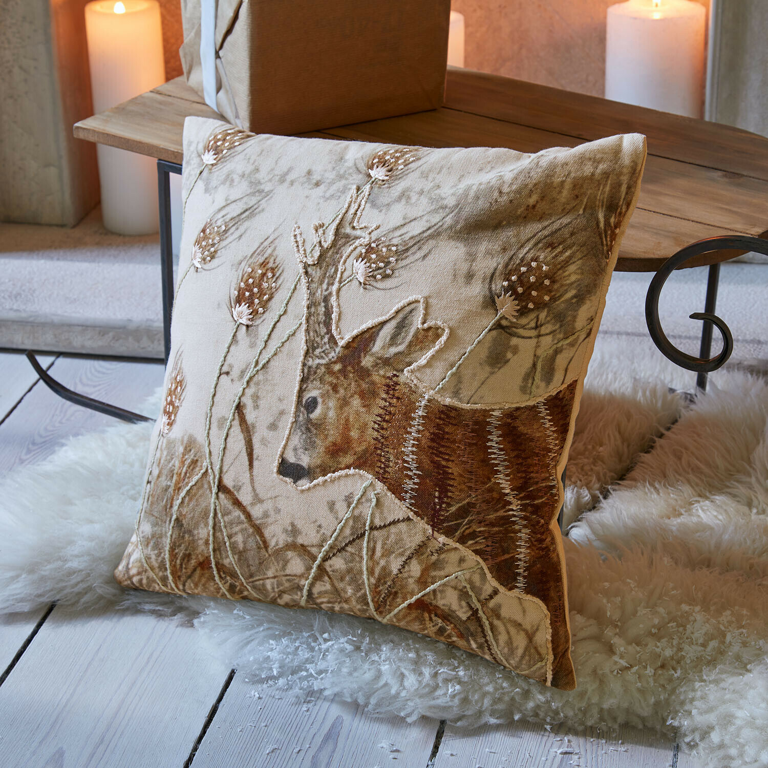 Kissenhülle Trenaya Beige Dekokissen mit Hirschmotiv und Stickerei, weiches Material, gemütliches Wohnaccessoire