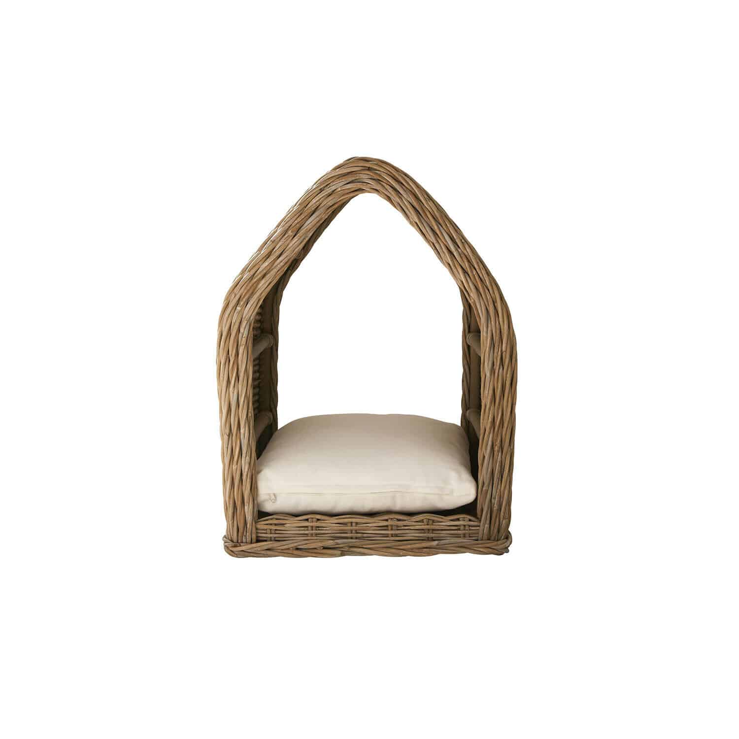 Hundehütte Muffan Rattankorb in Hausform mit cremefarbenem Kissen für Aufbewahrung und Wohnaccessoire