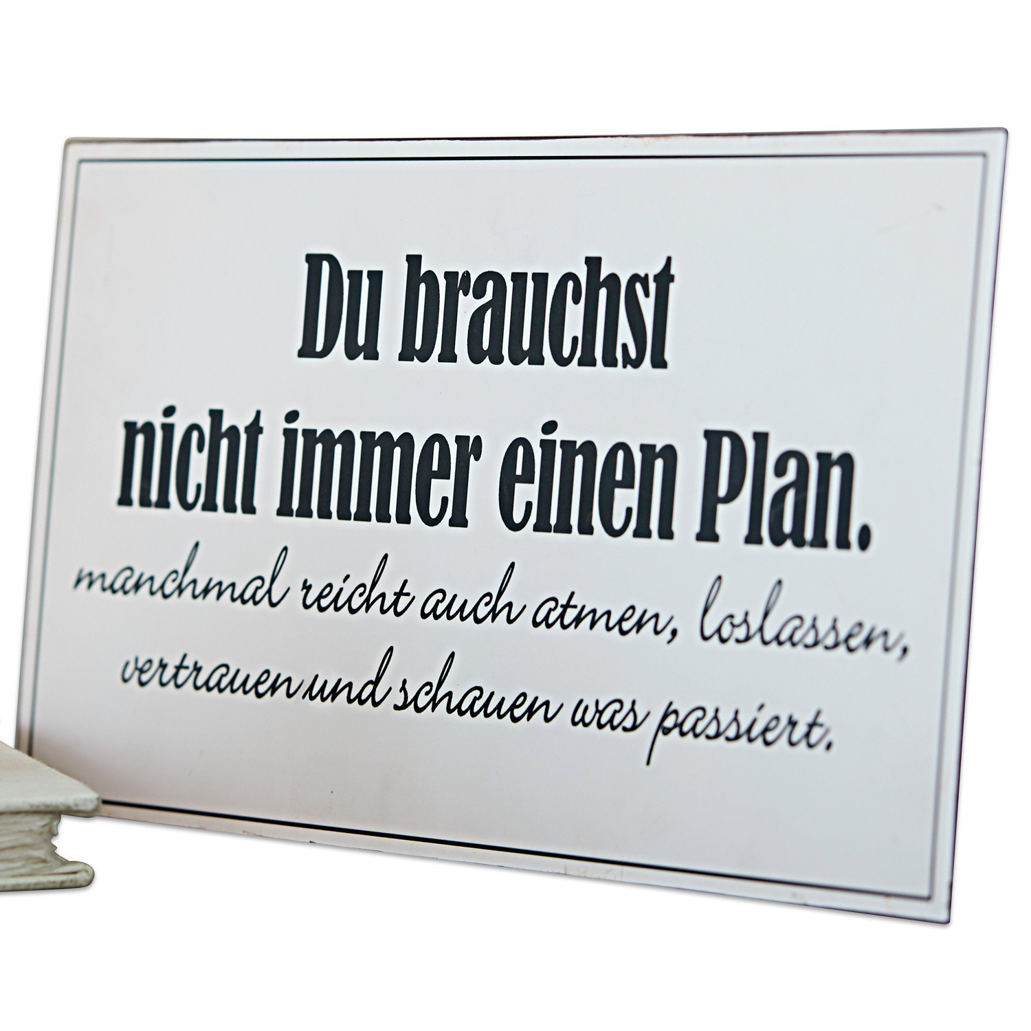 Deko-Schild Plan Weiße Metalltafel mit schwarzem motivierendem Text über Vertrauen und Loslassen ohne Plan