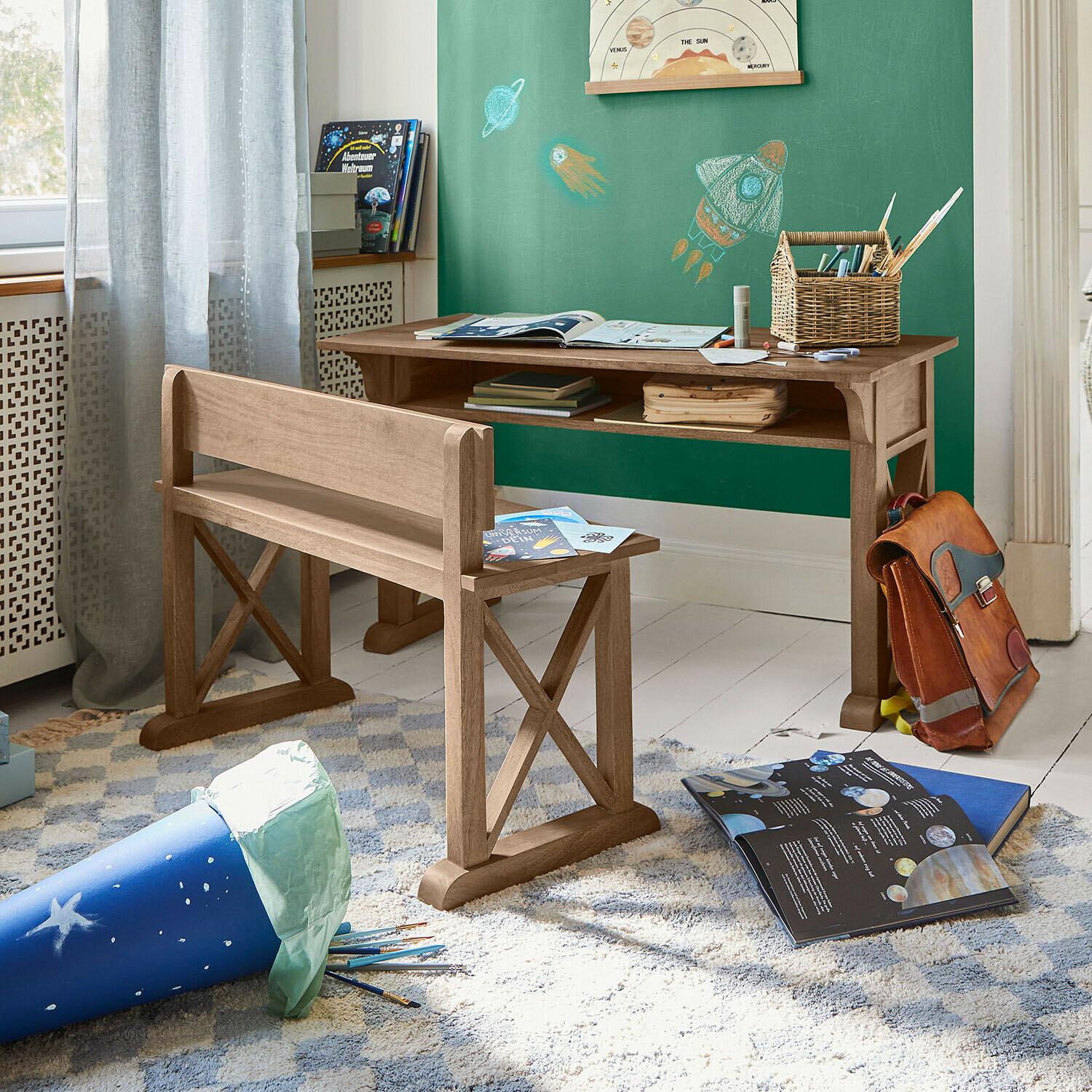 Kinderschulbank Oaklynne Kinderzimmer mit naturfarbenem Holzschreibtisch und Bank, Weltraum-Motiv an grüner Wand, Bücher liegen offen