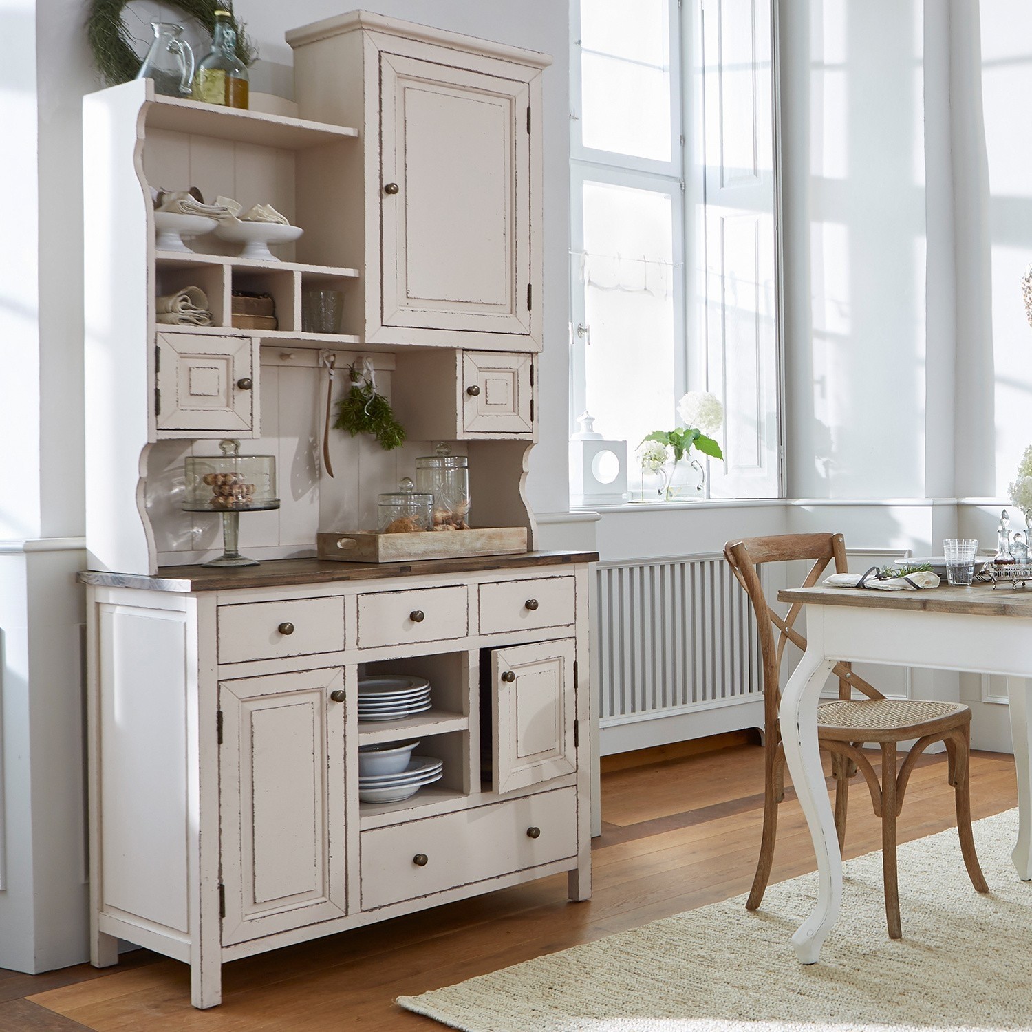 Schrank Peteersham Cremefarbener Holz-Kredenz mit Schubladen und Regalen im Vintage-Stil fürs Esszimmer