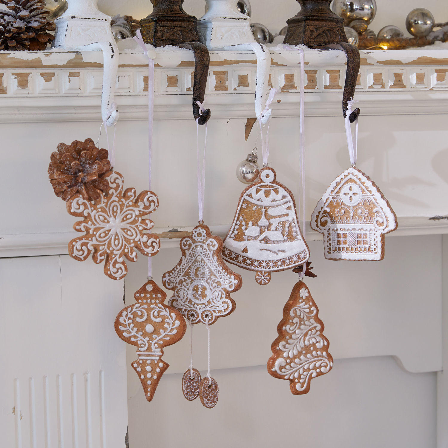 Anhänger 6er Set Anyama Set aus Lebkuchen-Weihnachtsanhängern mit weißer Glasur an Haken am Kamin, festliche Dekorationen