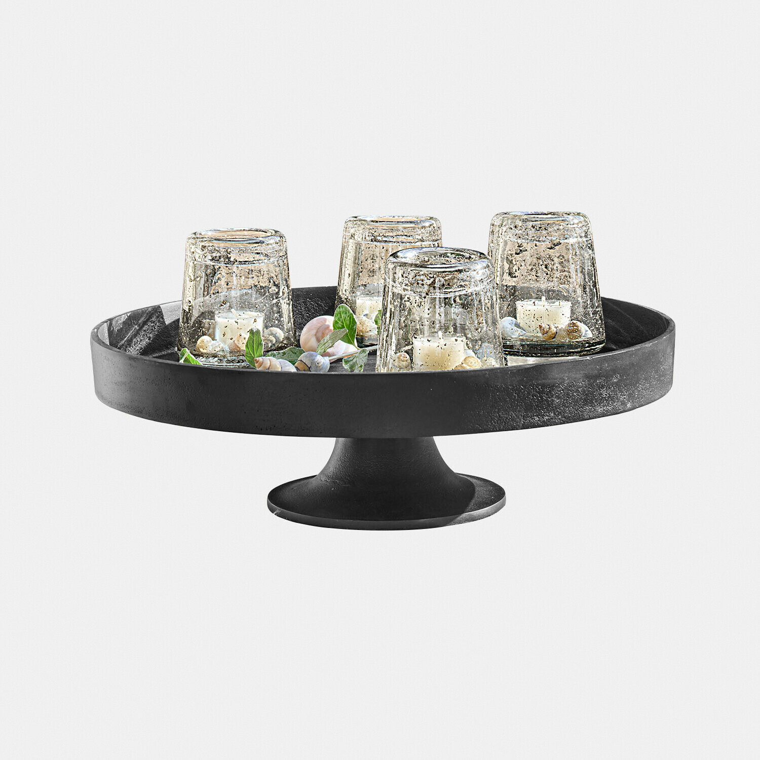 Schwarze Metall-Etagere mit vier Glasteelichthaltern und Muschel-Dekoration