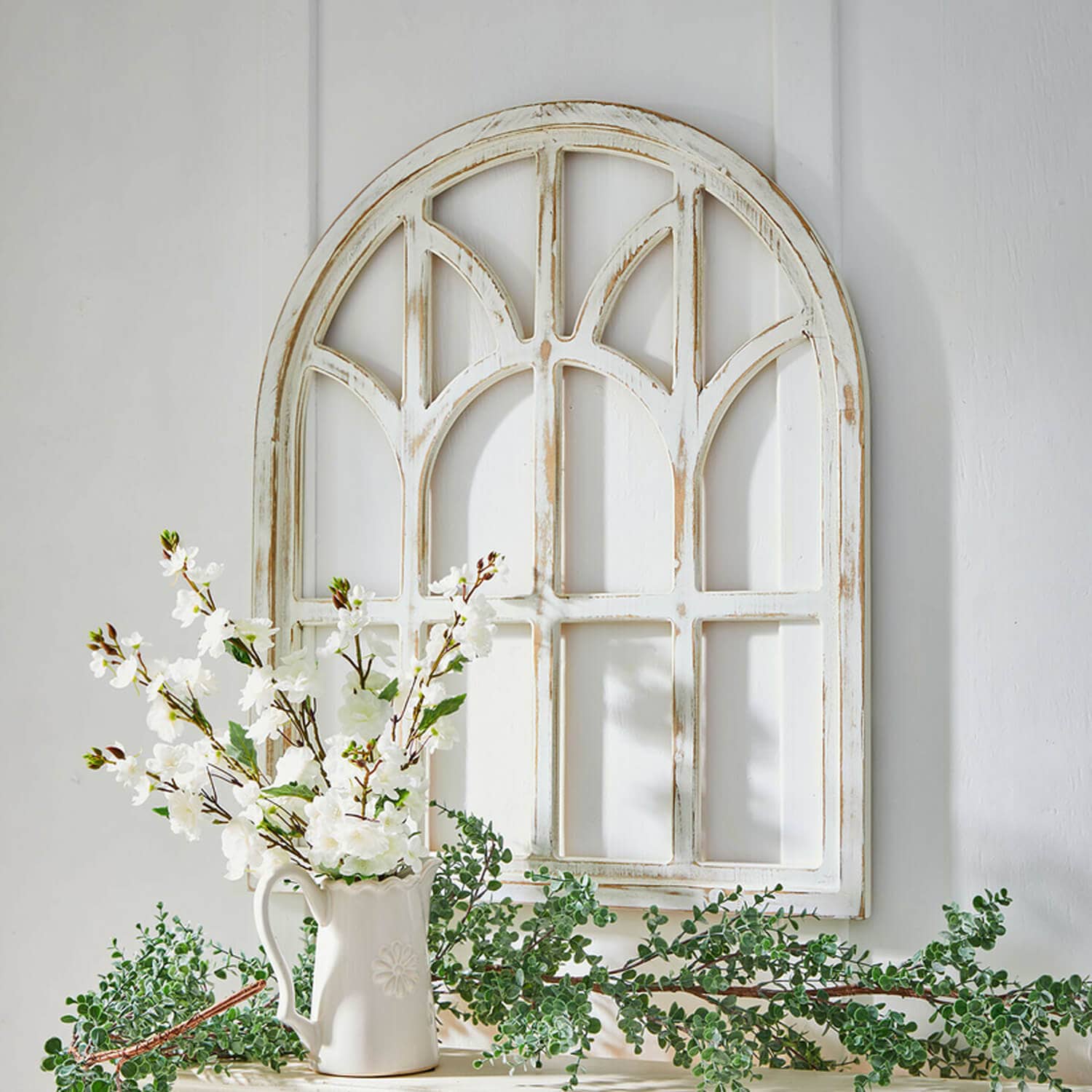 Weißes Holz-Wandpaneel im Vintage-Stil mit weißen Blumen und grünen Zweigen dekoriert