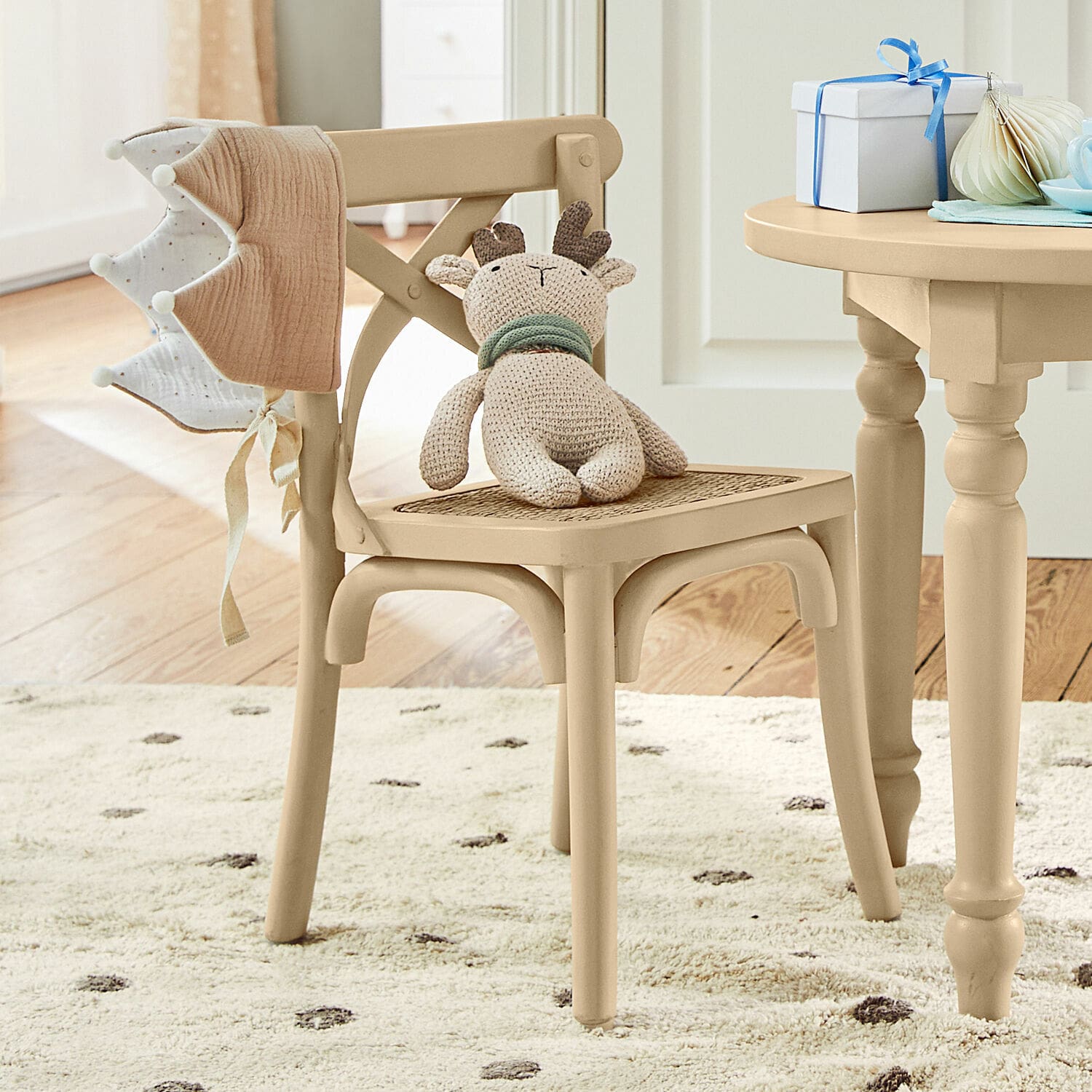 Kinderstuhl Sourila Beiger Holzstuhl mit geflochtenem Sitz und gestricktem Rentier-Plüschtier im Kinderzimmer