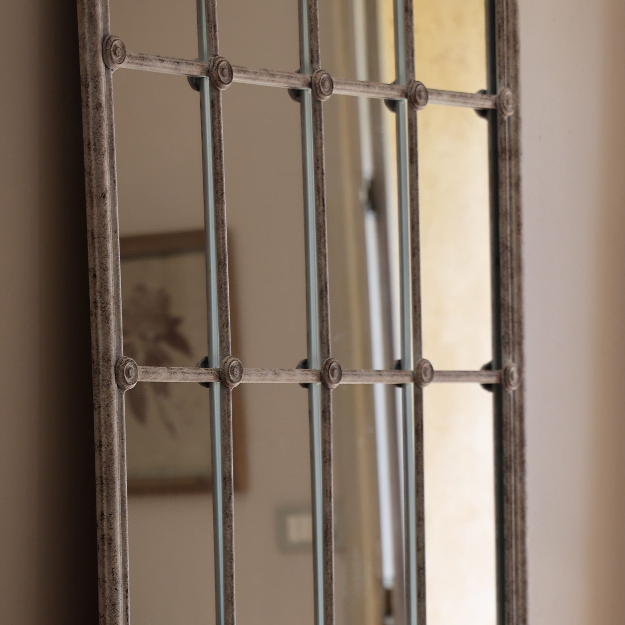 Wandspiegel mit Metallrahmen in antikem Braun für Vintage-Wohnraumdekoration