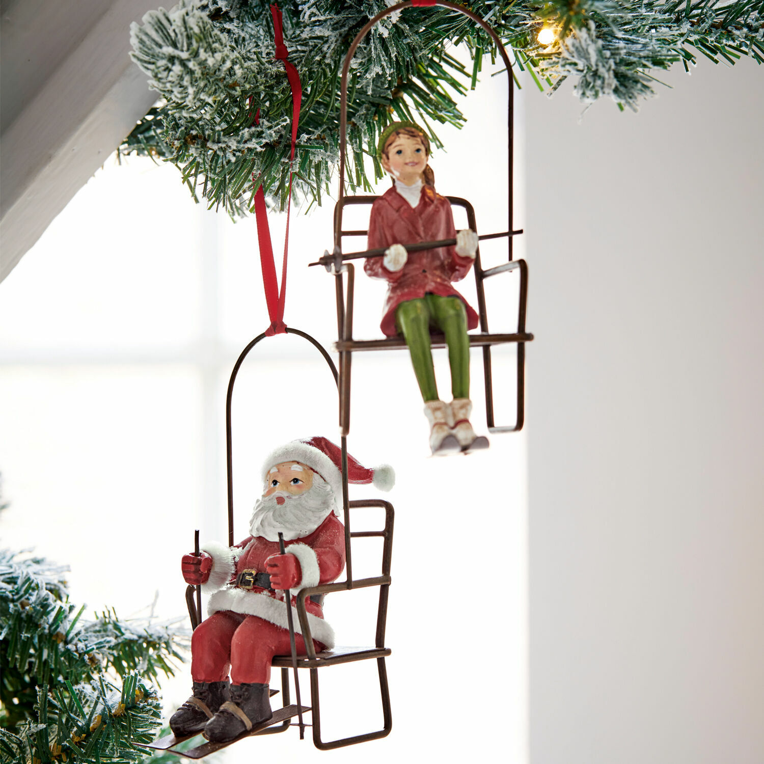 Anhänger 2er Set Ponta Weihnachtsschmuck mit Santa- und Mädchenfigur auf Metallstühlen zum Aufhängen am Baum