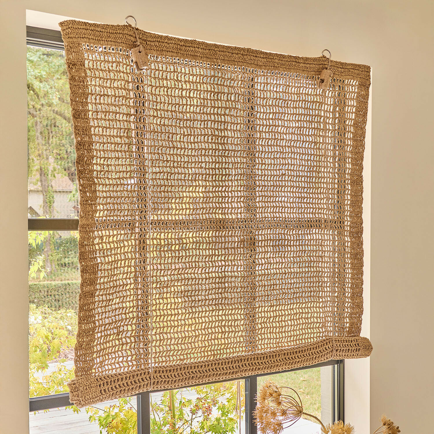 Handgefertigter Rollo aus natürlichem beigem Garn, ideal für Fensterdekoration und Sonnenschutz