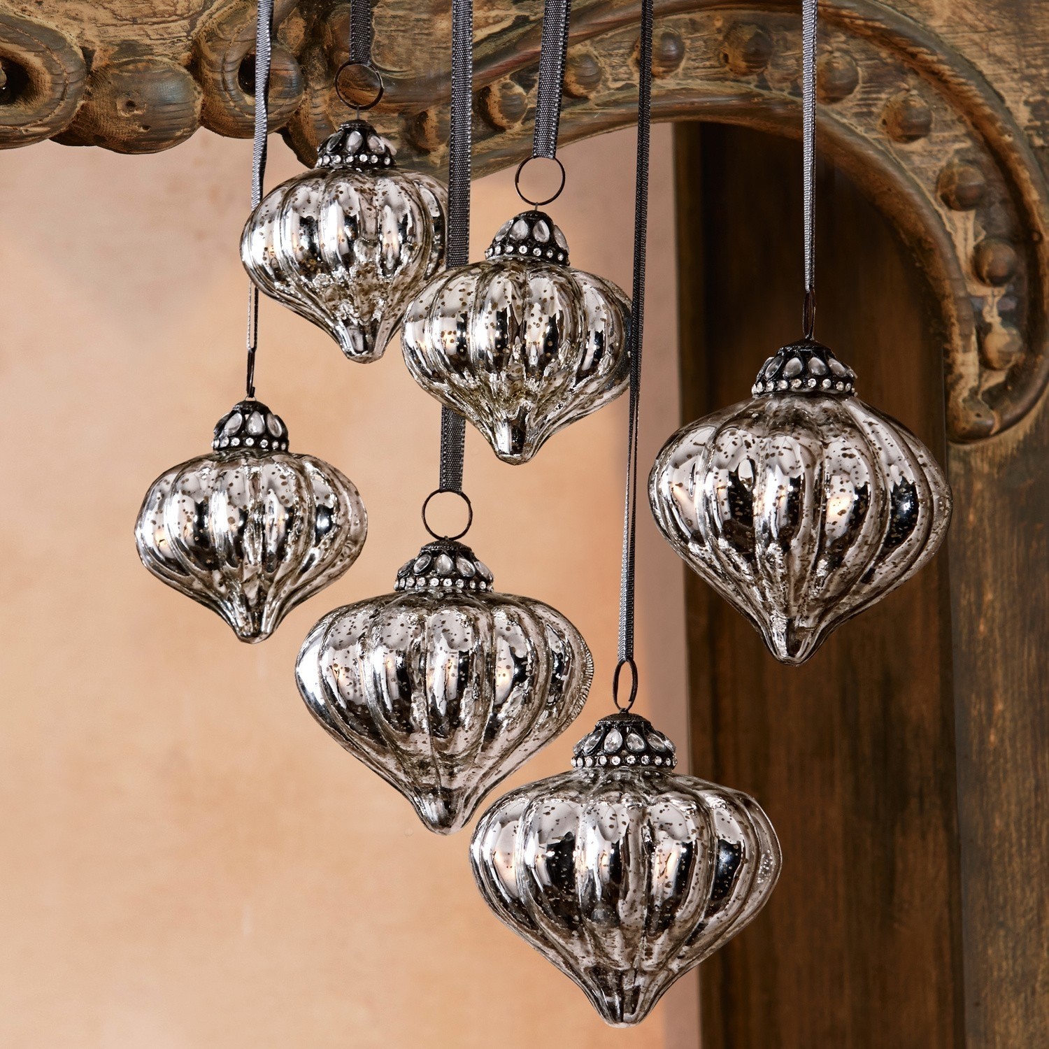 Weihnachtsschmuck 6er Set Lauranne Set aus sechs silbernen Glas-Weihnachtsanhängern mit schwarzen Bändern und Kristallen