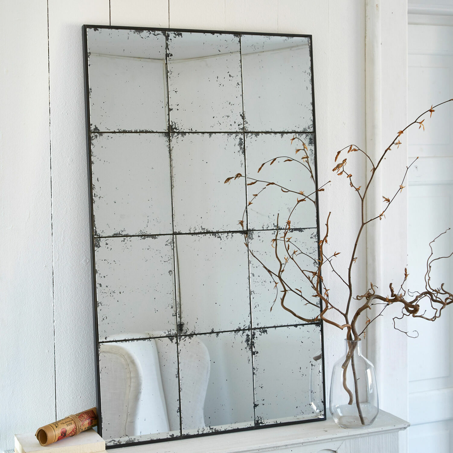 Spiegel Burami Großer Wandspiegel aus antikem Glas mit schwarzem Metallrahmen, Vintage-Wohnaccessoire