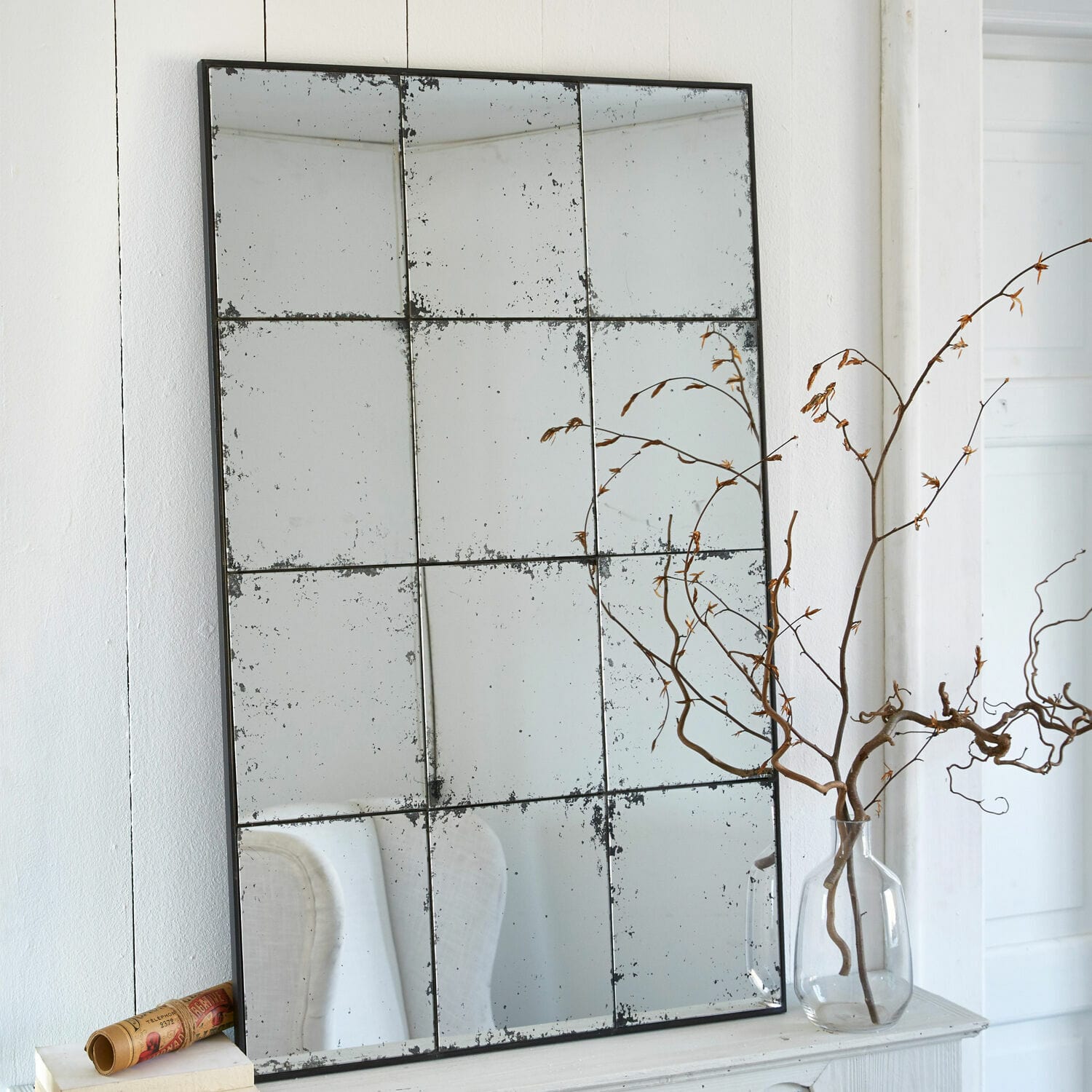 Spiegel Burami Großer Wandspiegel aus antikem Glas mit schwarzem Metallrahmen, Vintage-Wohnaccessoire